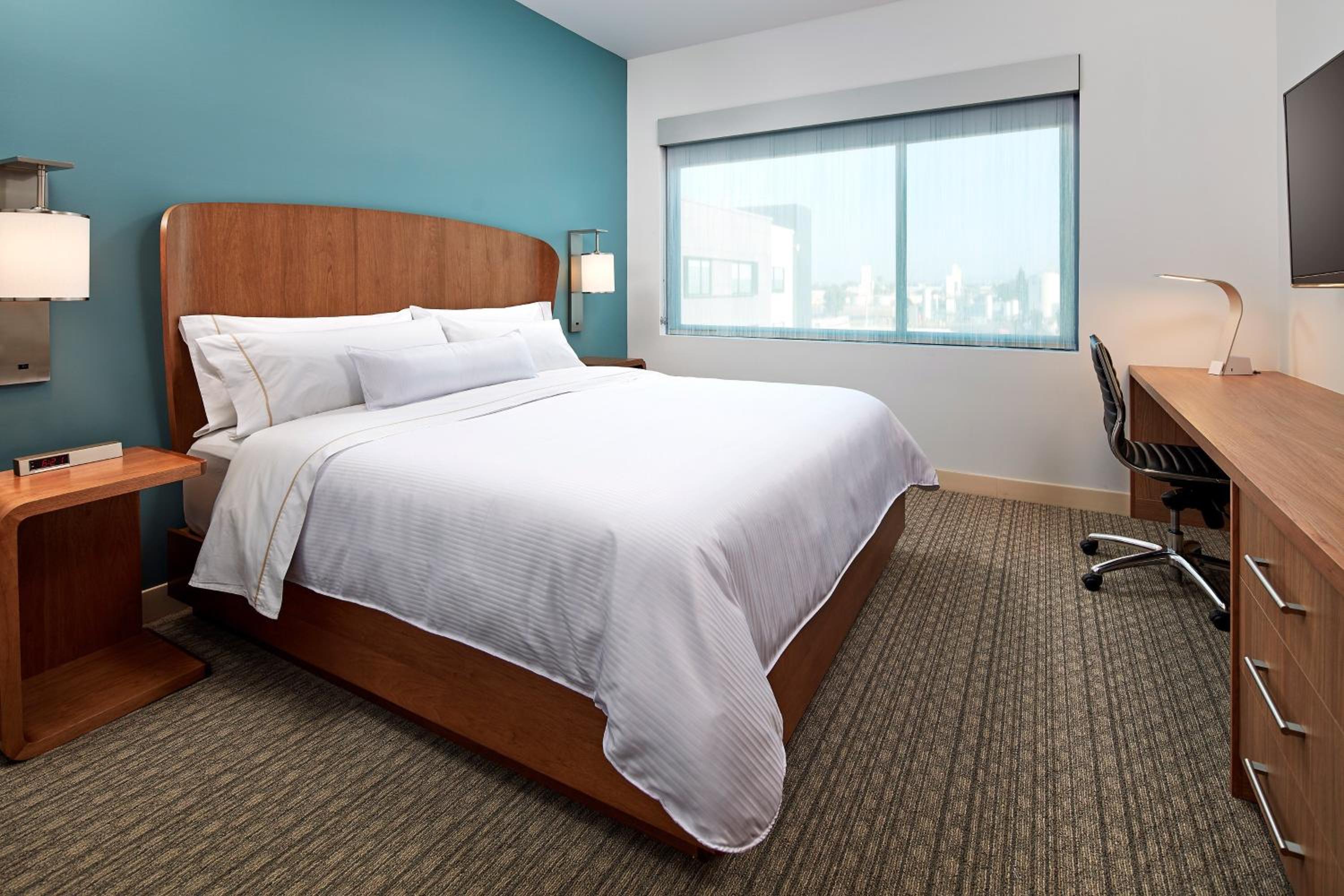 1 Bedroom Suite, 1 King, Sofa bed - Photo 3