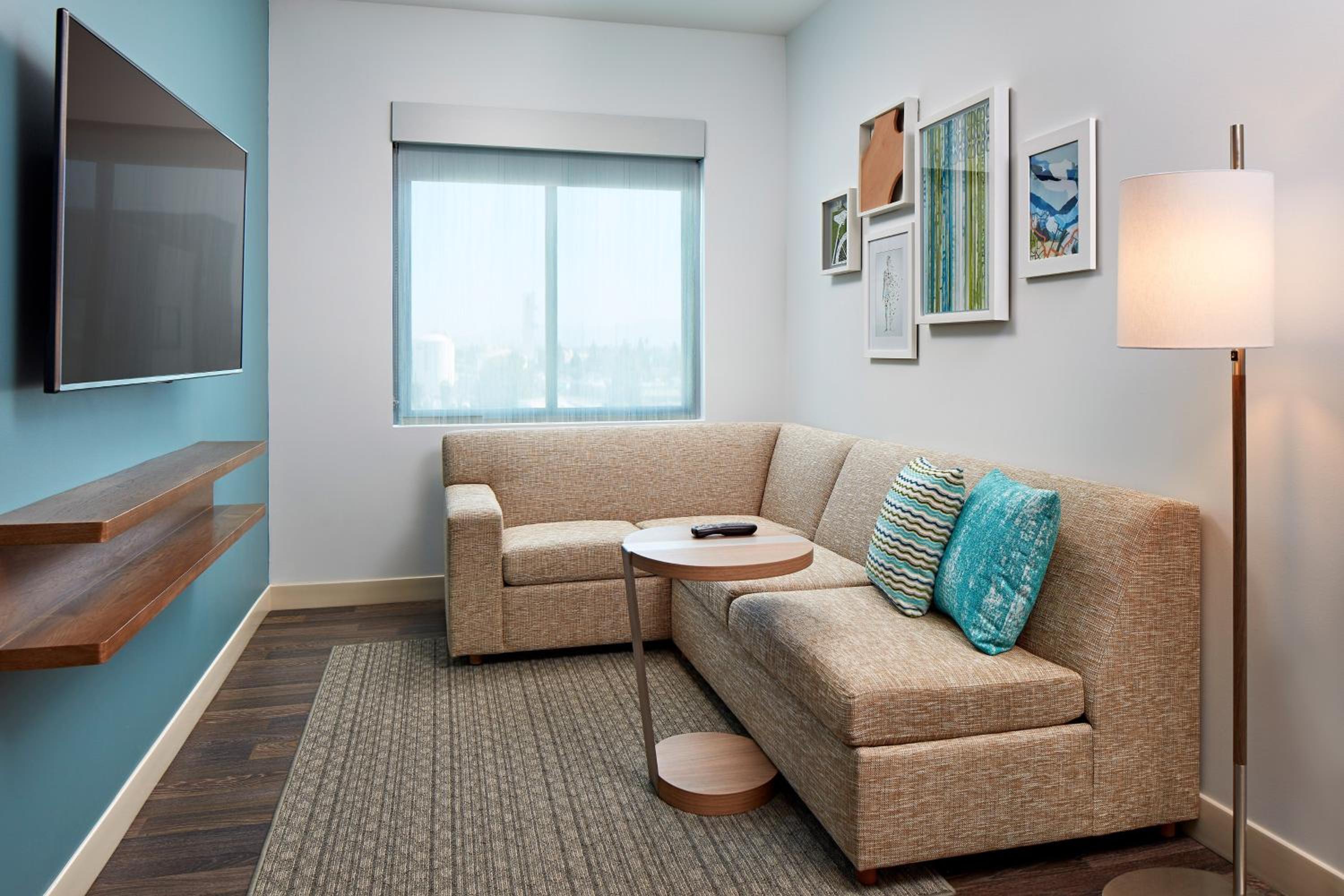 1 Bedroom Suite, 1 King, Sofa bed - Photo 2