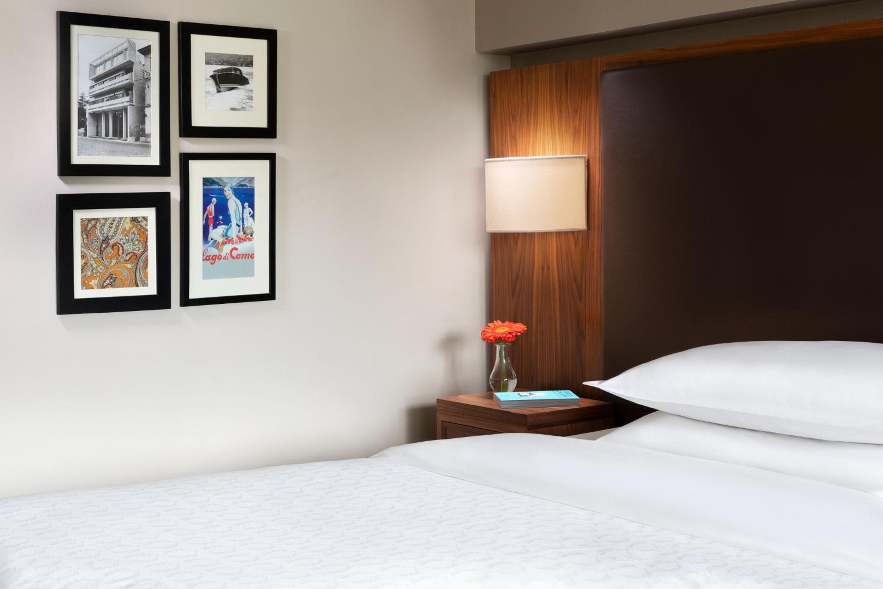 Deluxe King Room - Photo 9