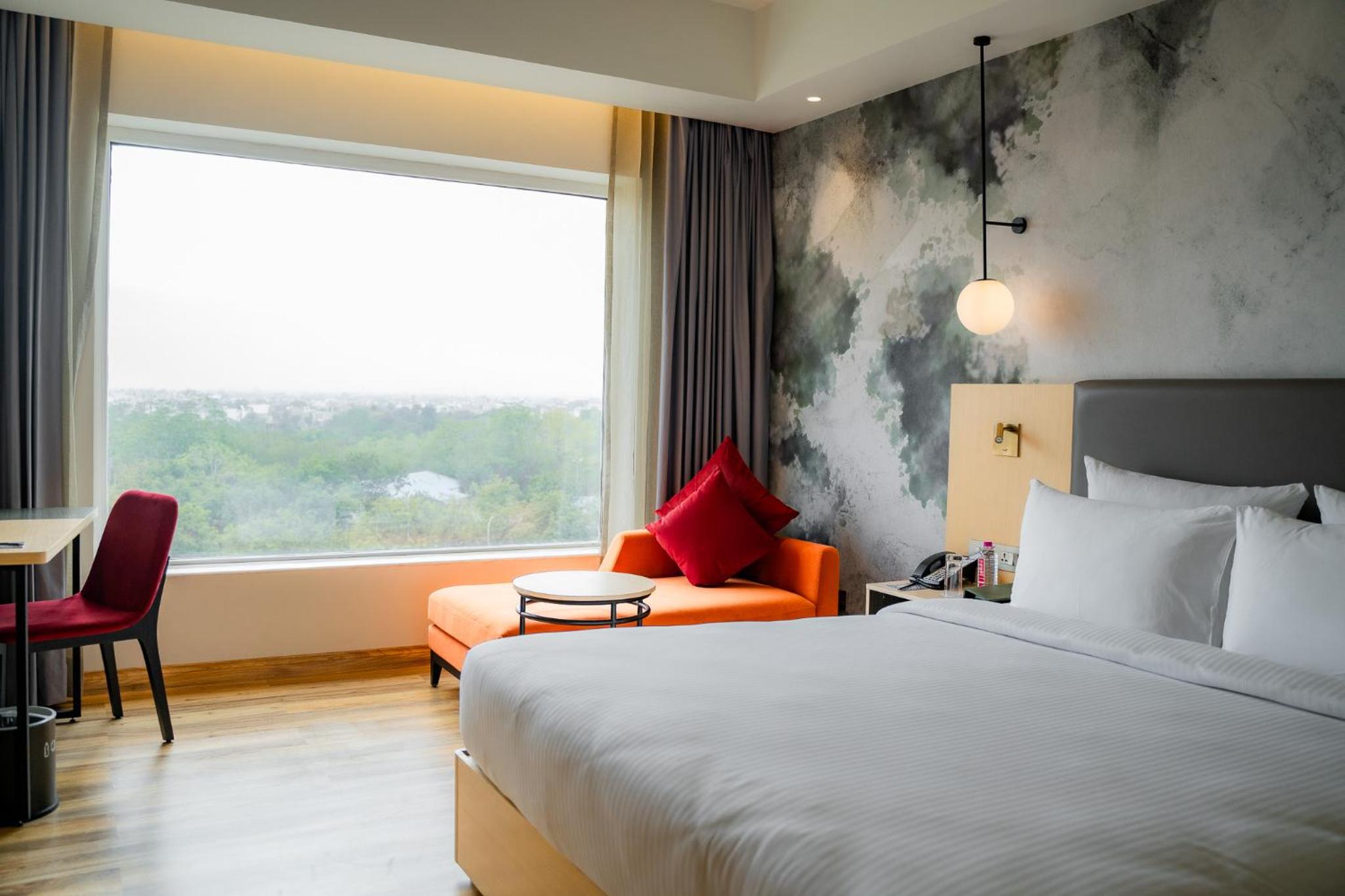 Executive Room with One Double Bed - Non Smoking/City Side:Unlimited premium brands (6 - 8PM), 1+1 on drinks (11 AM-7 PM), 15% Off on SPA, 15% off on Food and Soft Beverages,   Free Gaming Zone access, Complimentary coffee&Tea (6AM-8 PM) - Photo 2