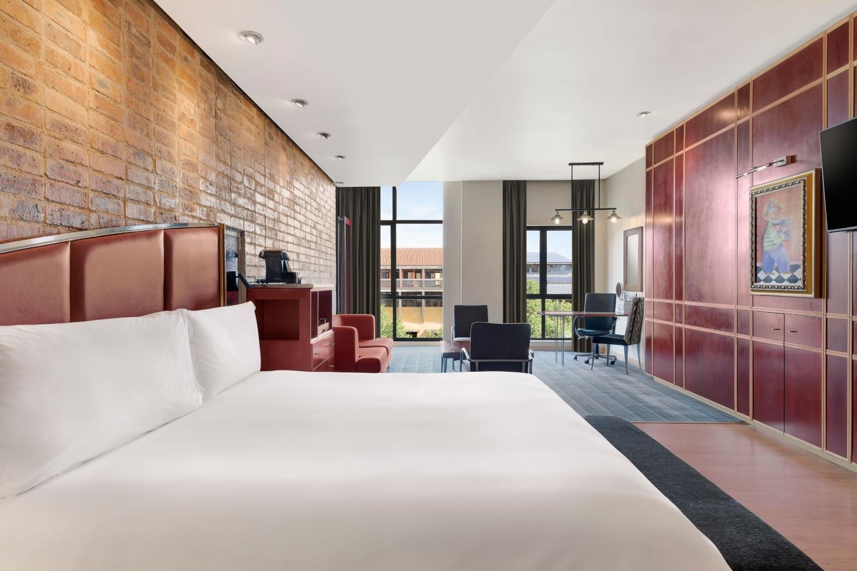 Executive Guest Room , 1 King - Photo 1