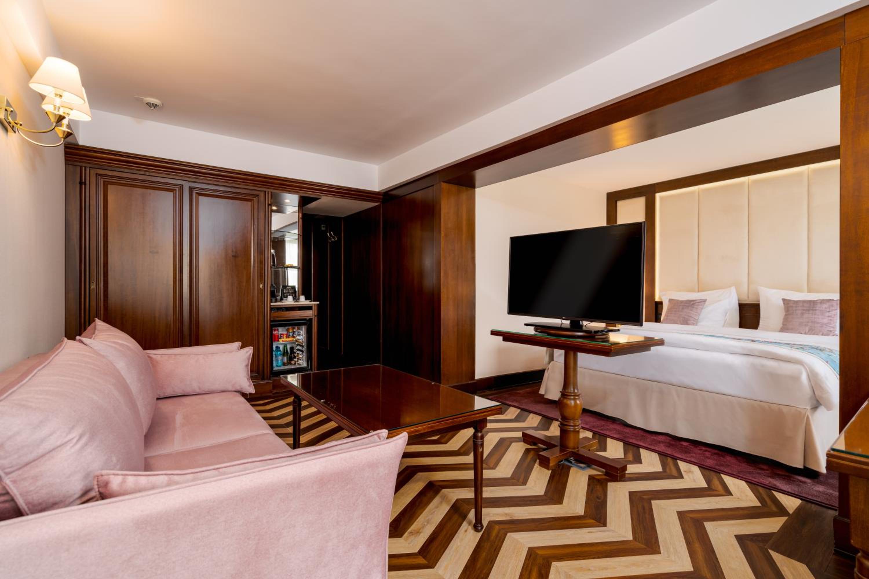 Executive Junior Suite with Balcony & Spa access - Photo 14
