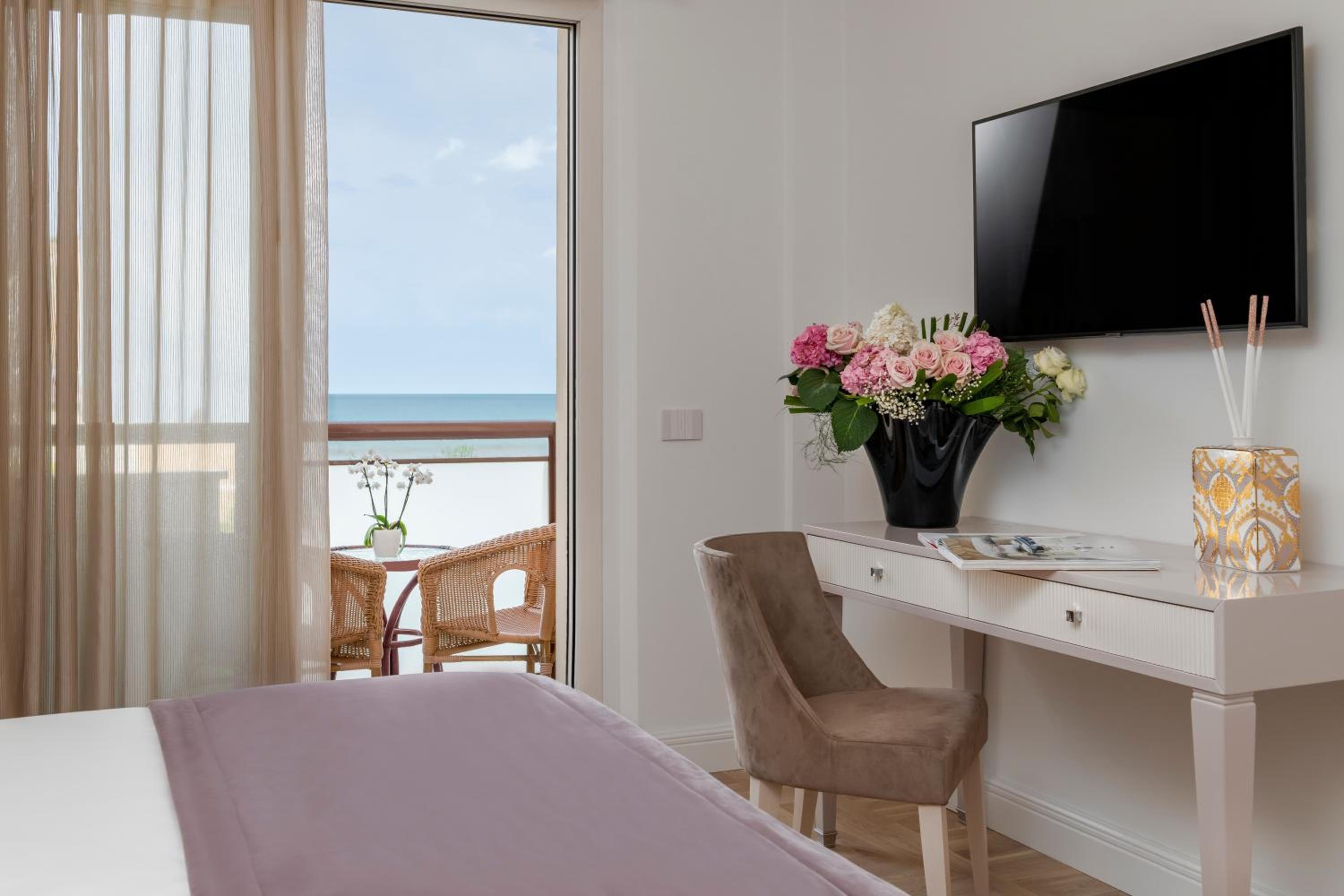 Superior Double or Twin Room with Sea View thumbnail 5