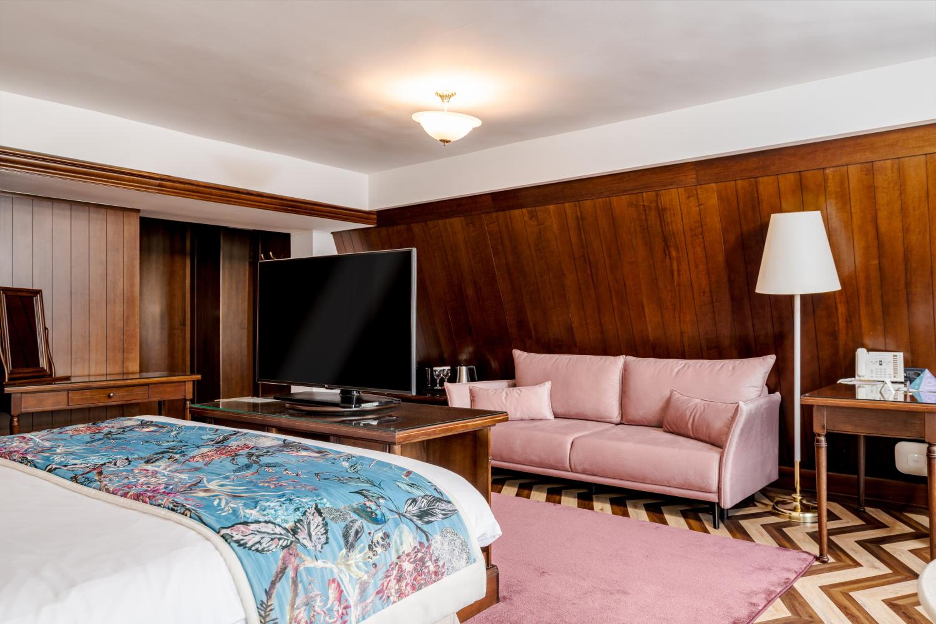 Executive Junior Suite with Balcony & Spa access - Photo 9