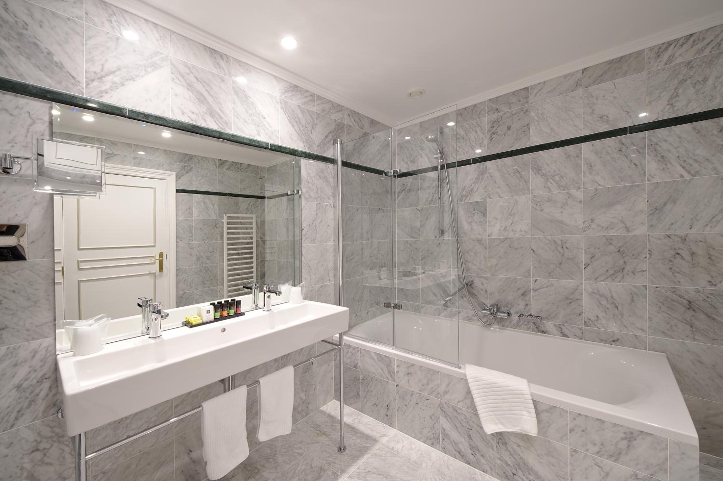 Suite - Photo 20