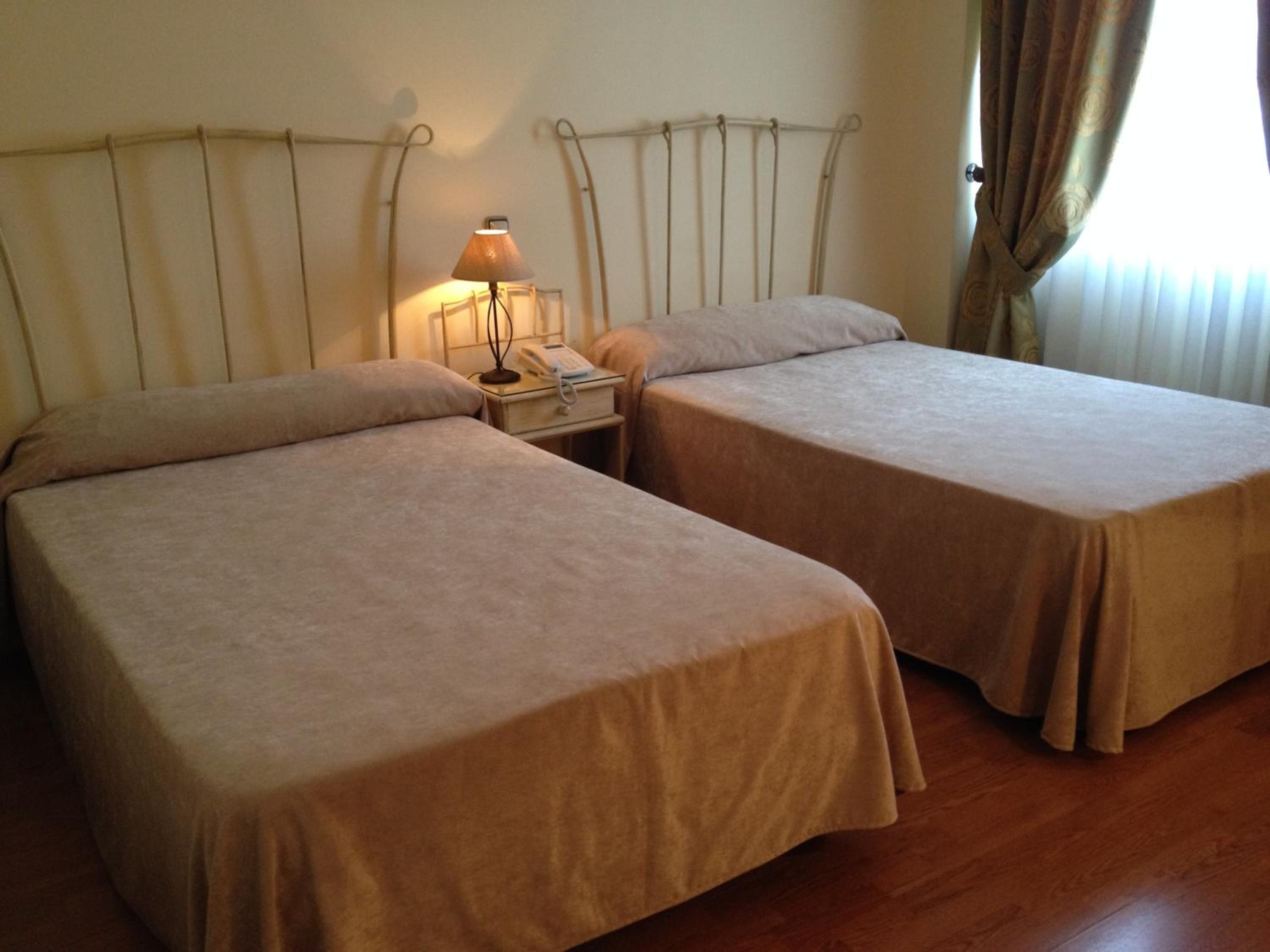 Double or Twin Room - Photo 5