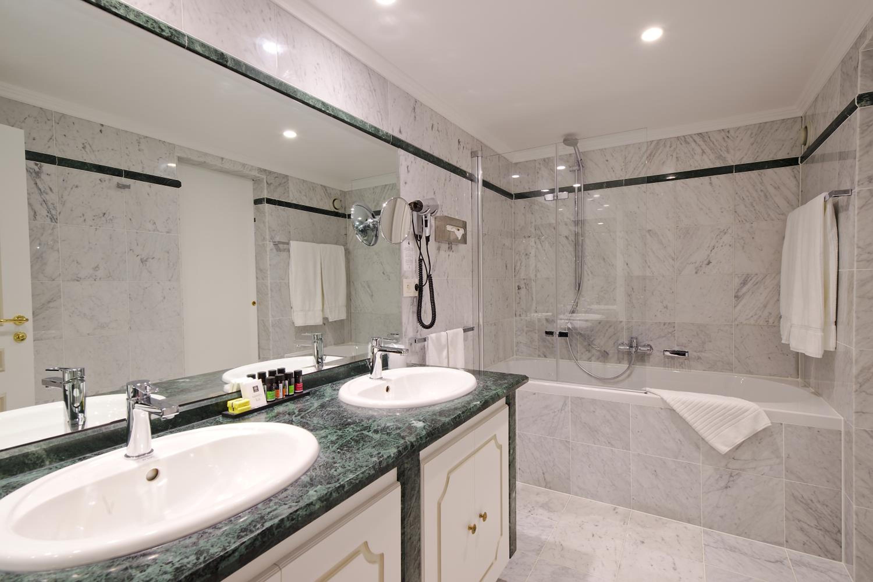 Suite - Photo 26