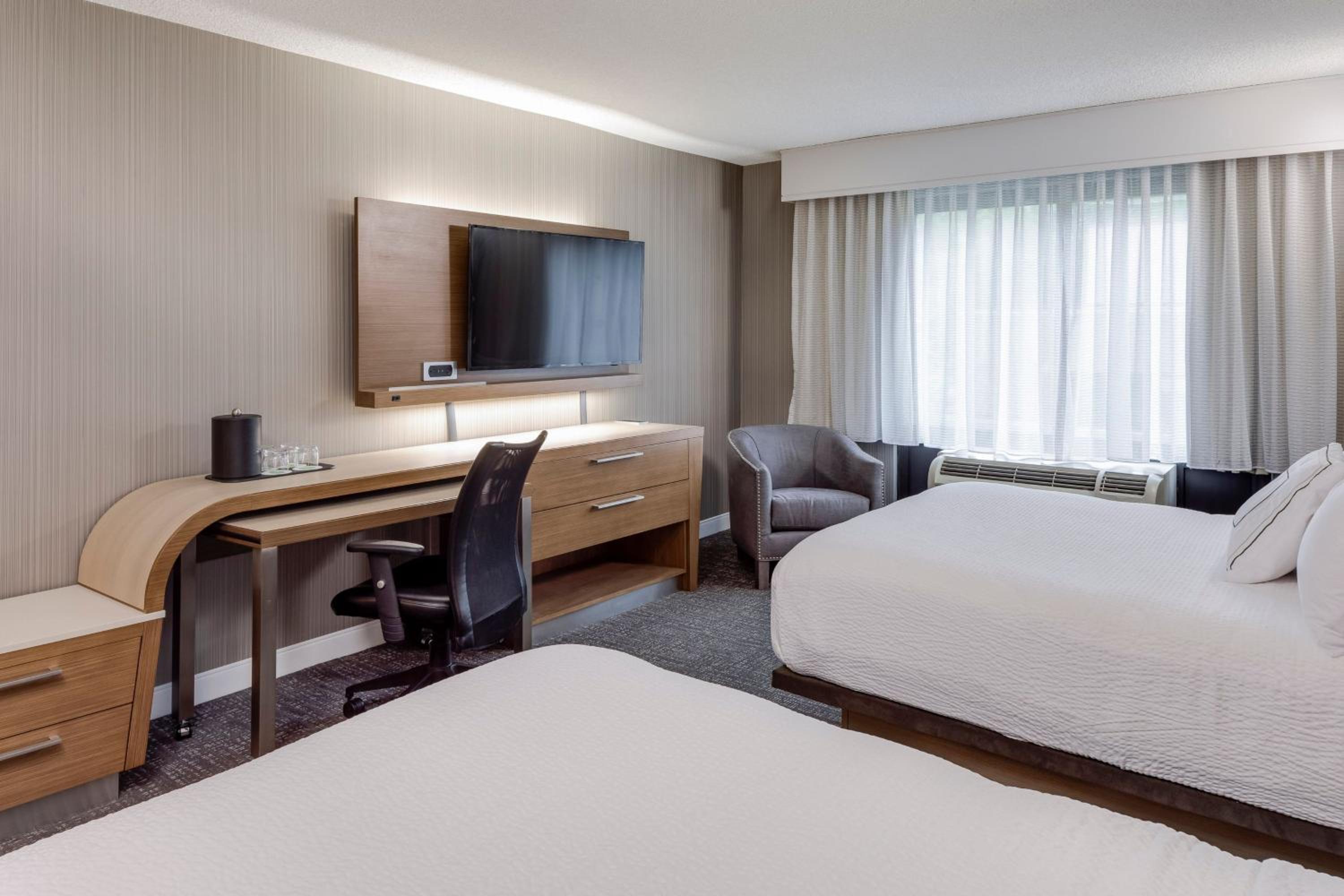 Queen Room with Two Queen Beds - Photo 3