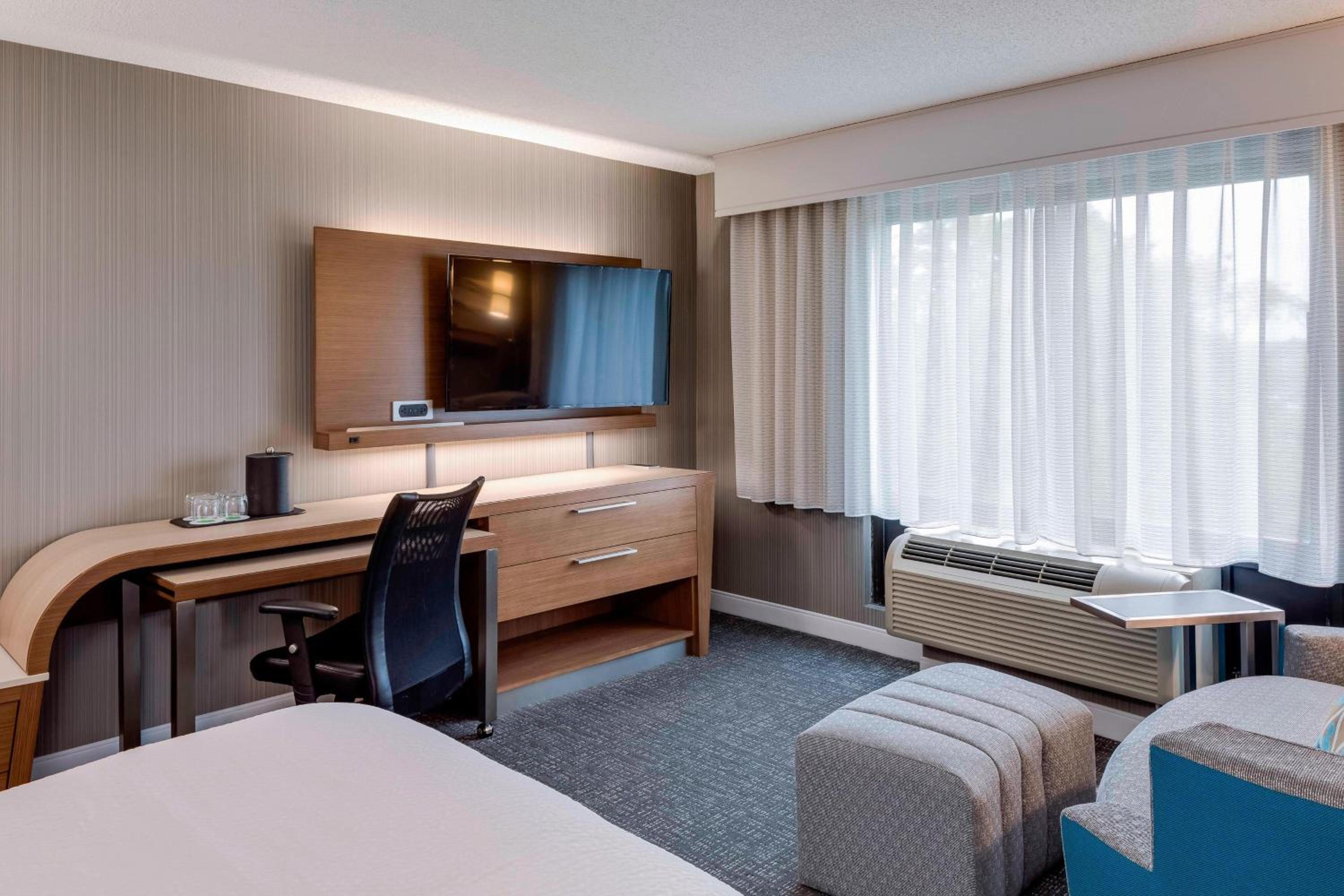 King Room with Sofa Bed and Adapted Tub - Mobility and Hearing Accessible - Photo 2