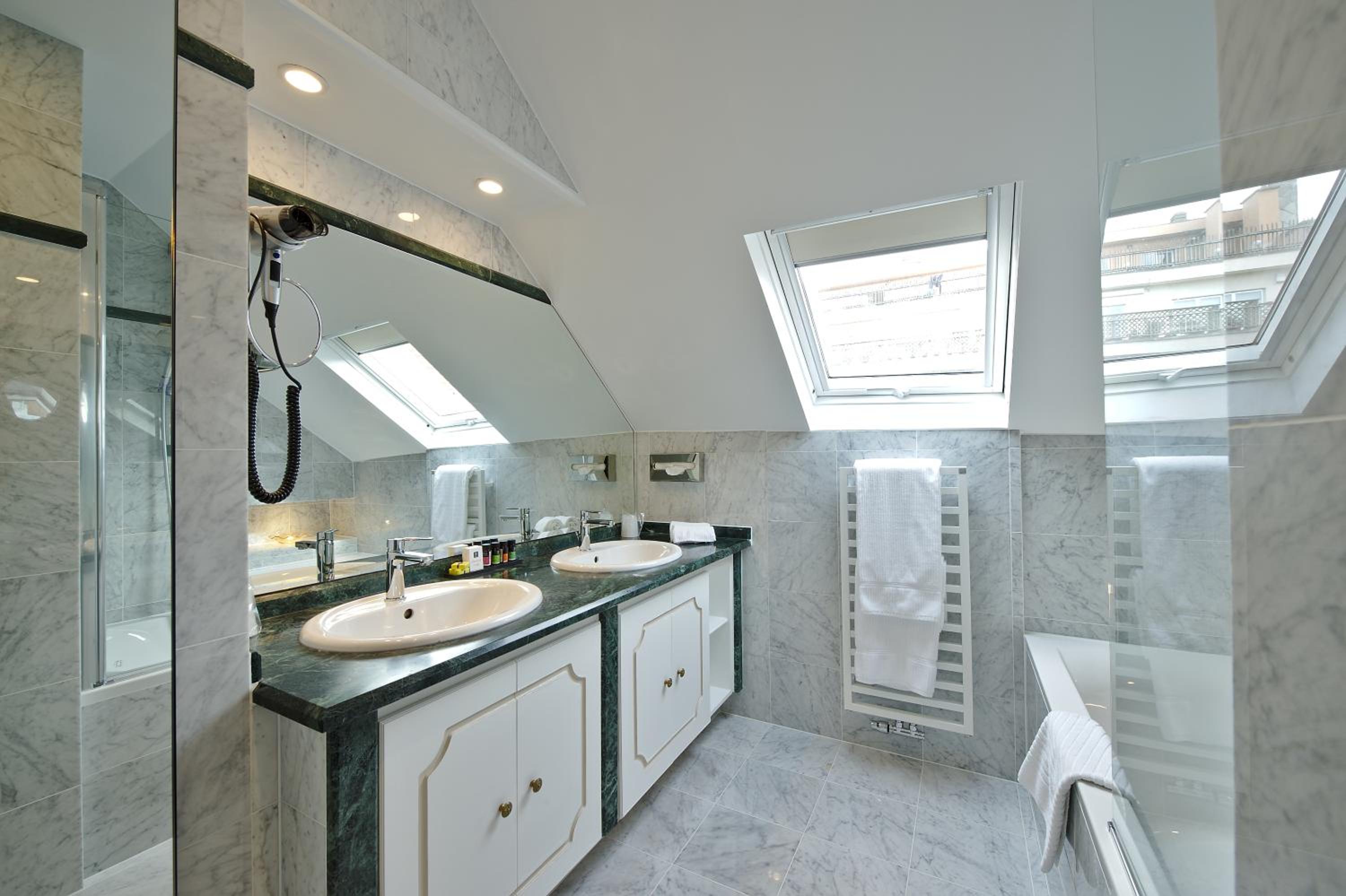 Suite - Photo 17