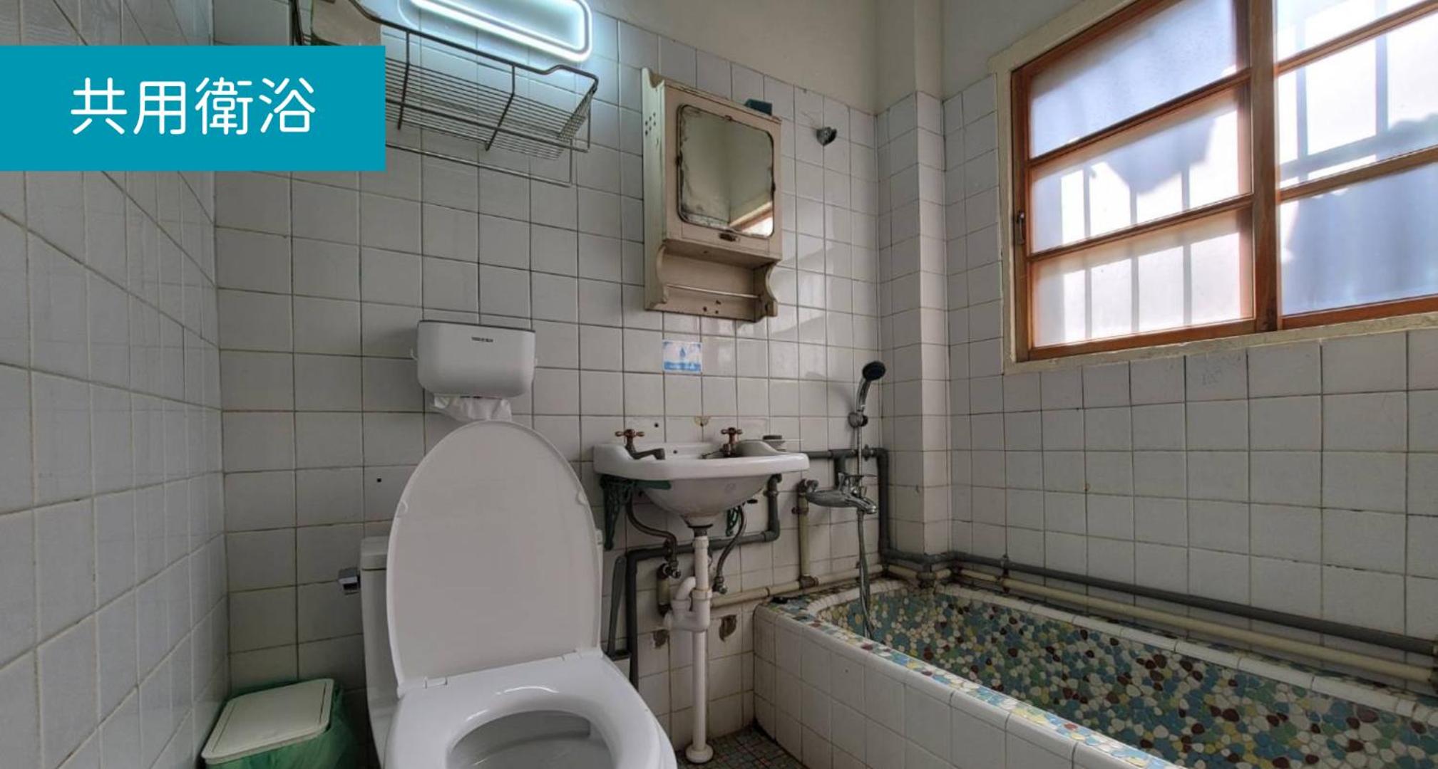 Economy Quadruple Room with Shared Bathroom photo 3
