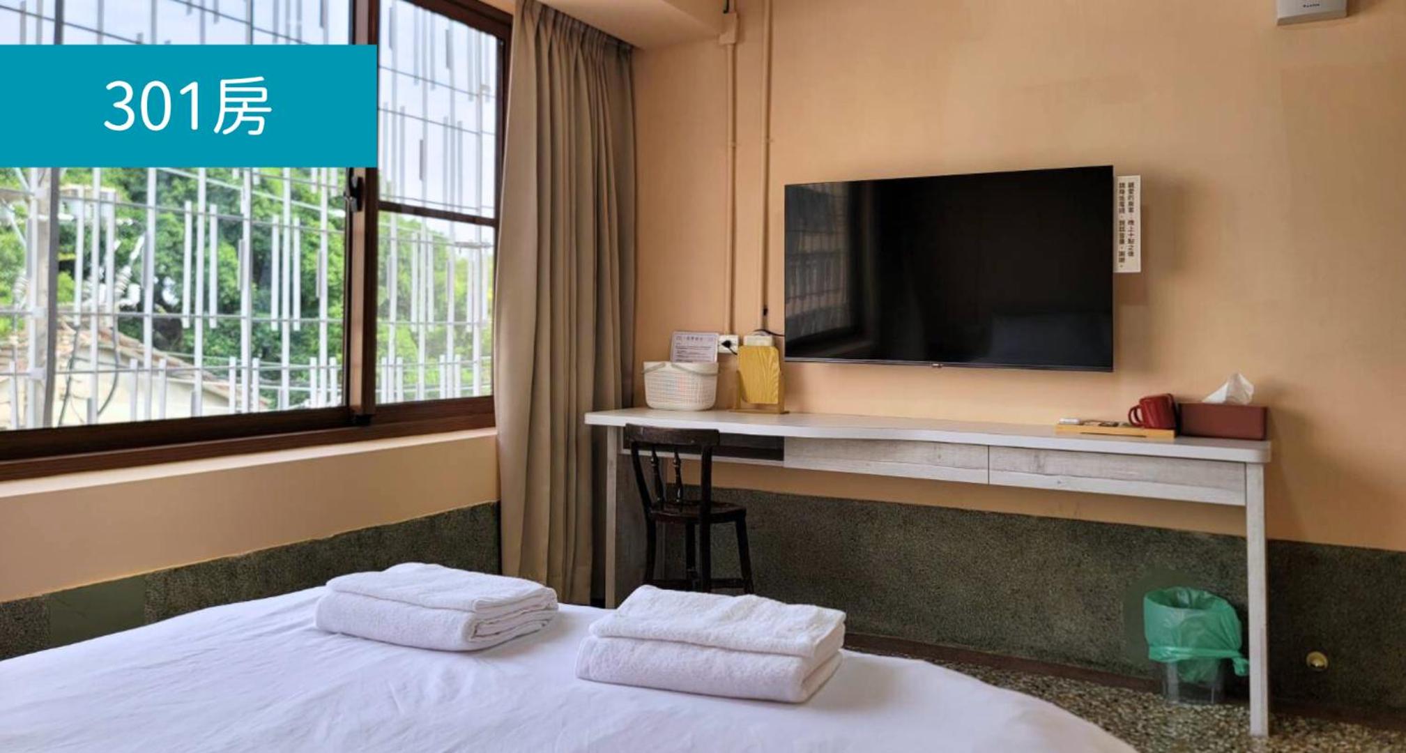 Double Room with Shared Bathroom photo 2