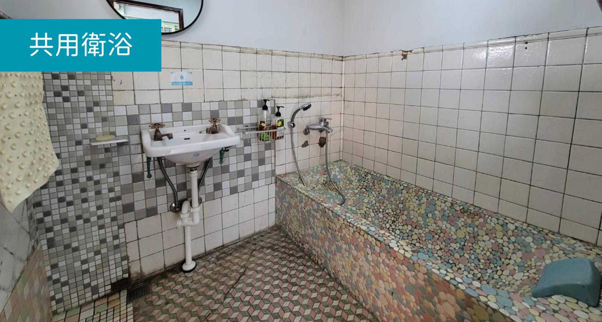 Economy Quadruple Room with Shared Bathroom photo 3