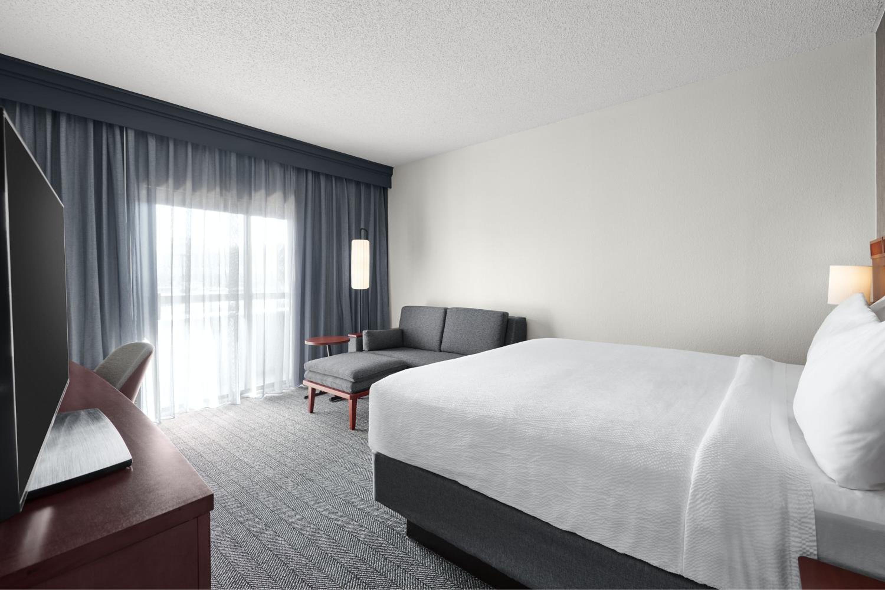 King Room with Sofa Bed - Photo 1