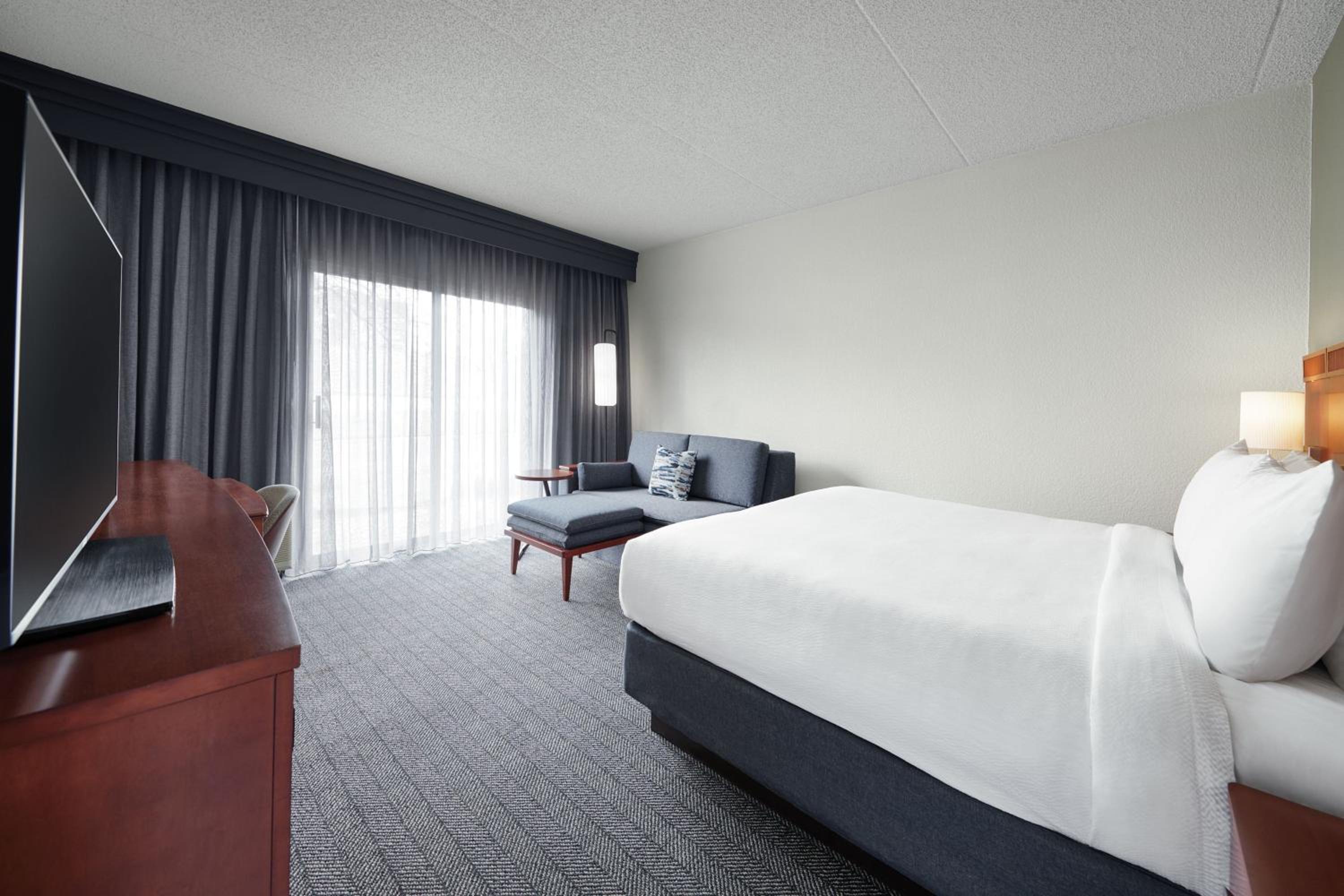King Room with Sofa Bed - Photo 1