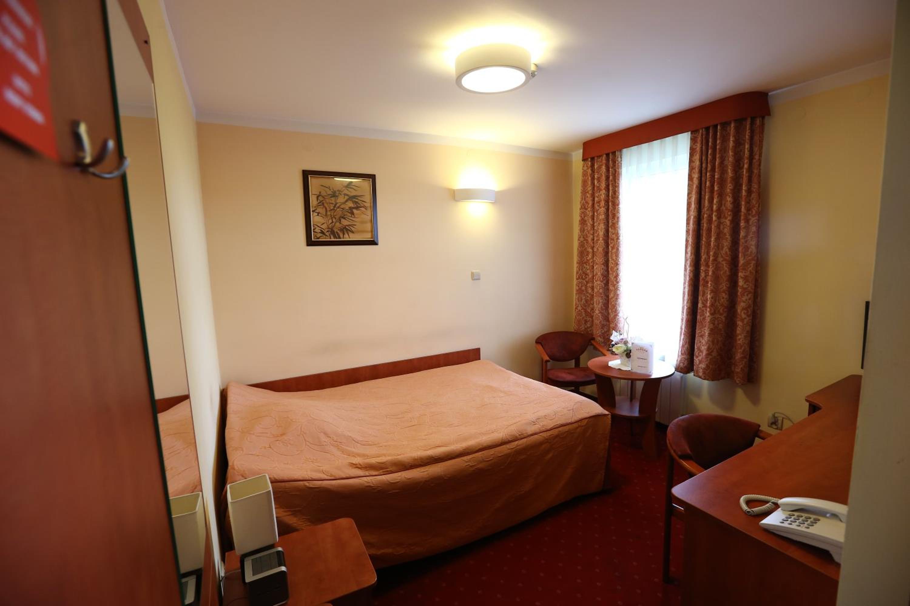 Standard King Room - Photo 7