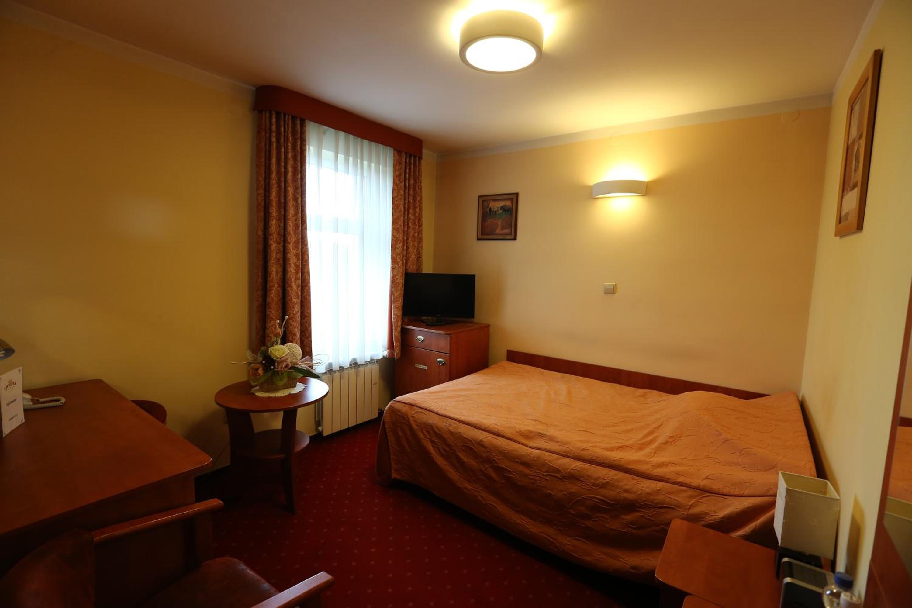Standard King Room - Photo 8