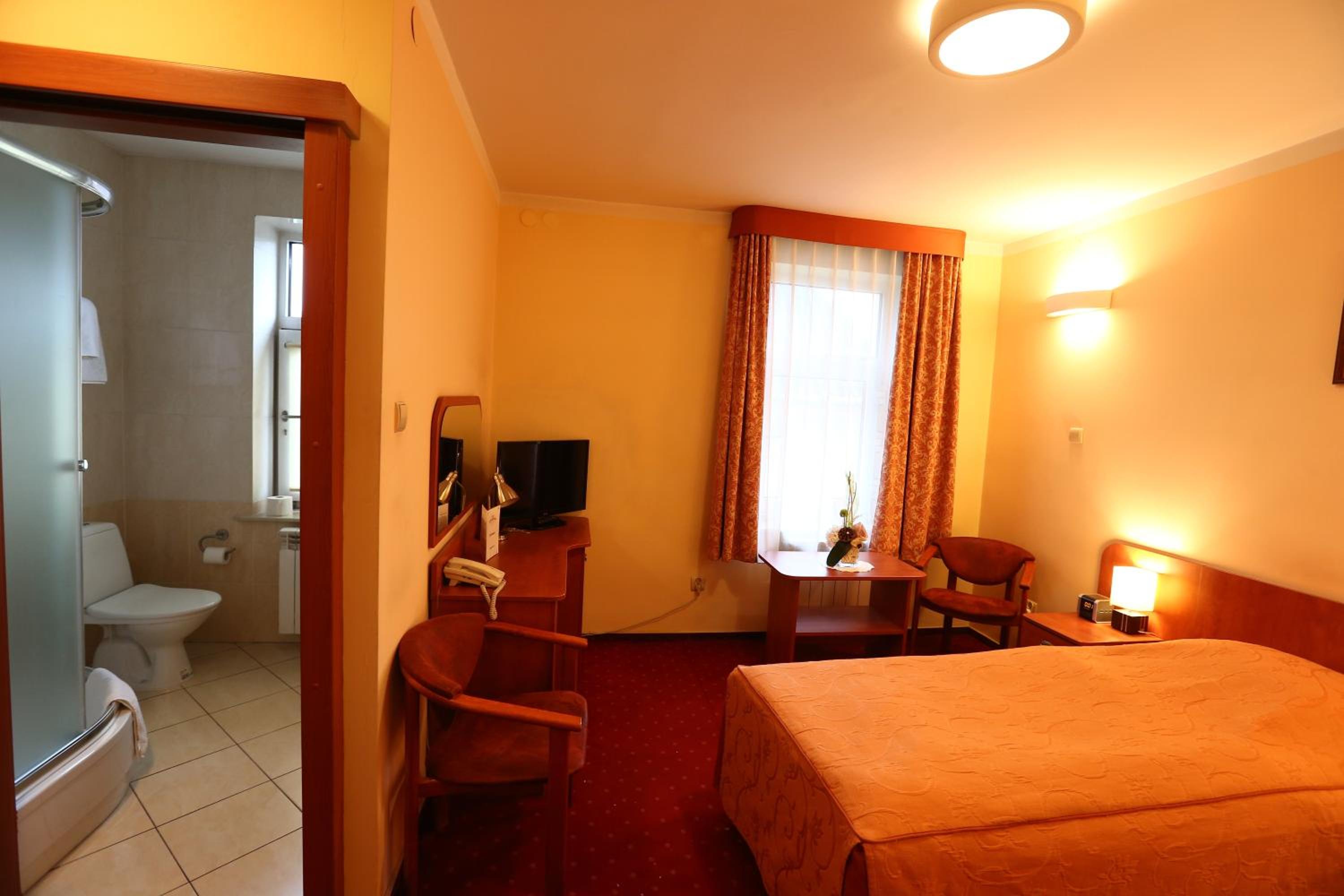 Standard King Room - Photo 9
