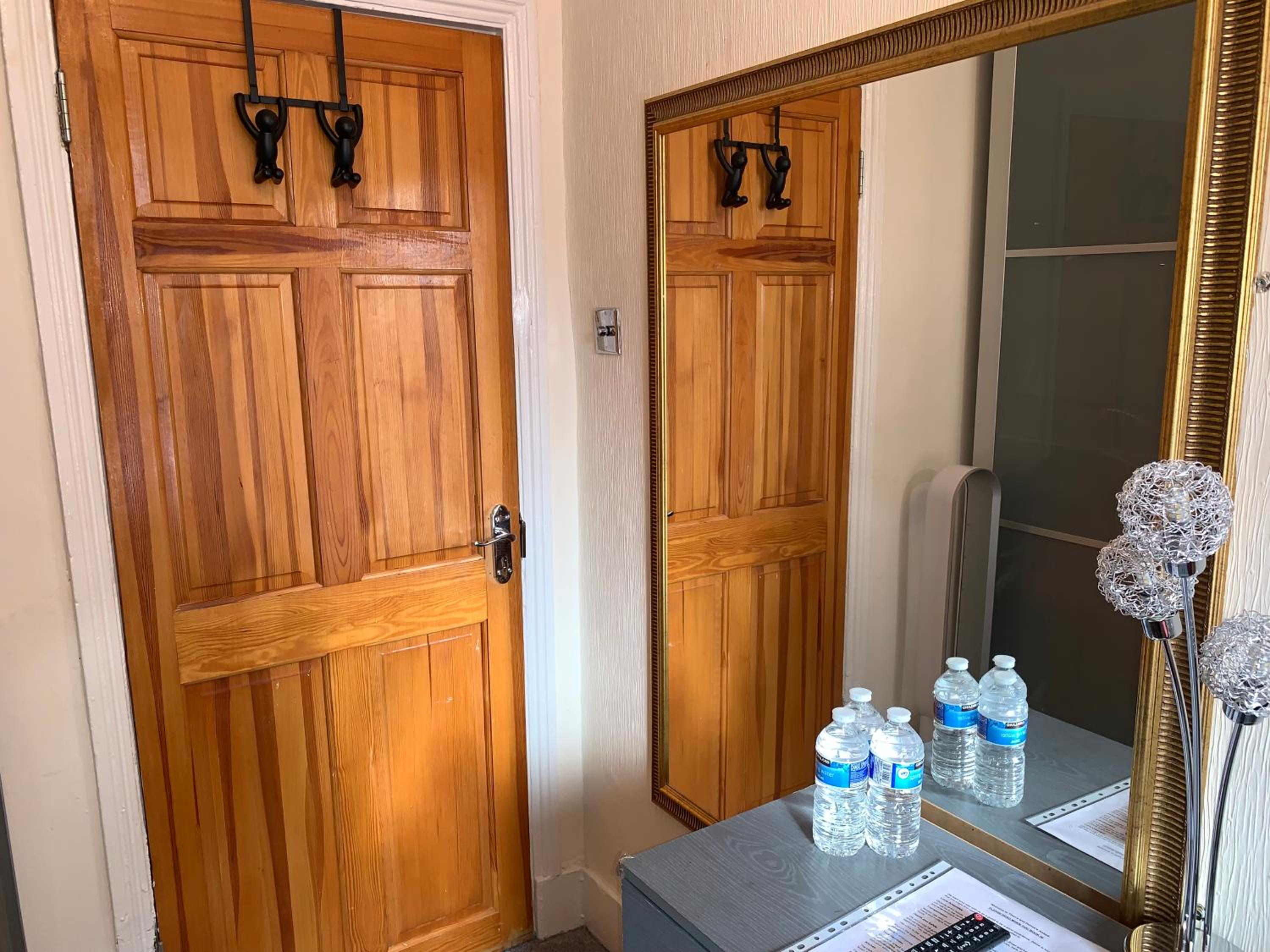 Double Room with Shared Bathroom photo 2