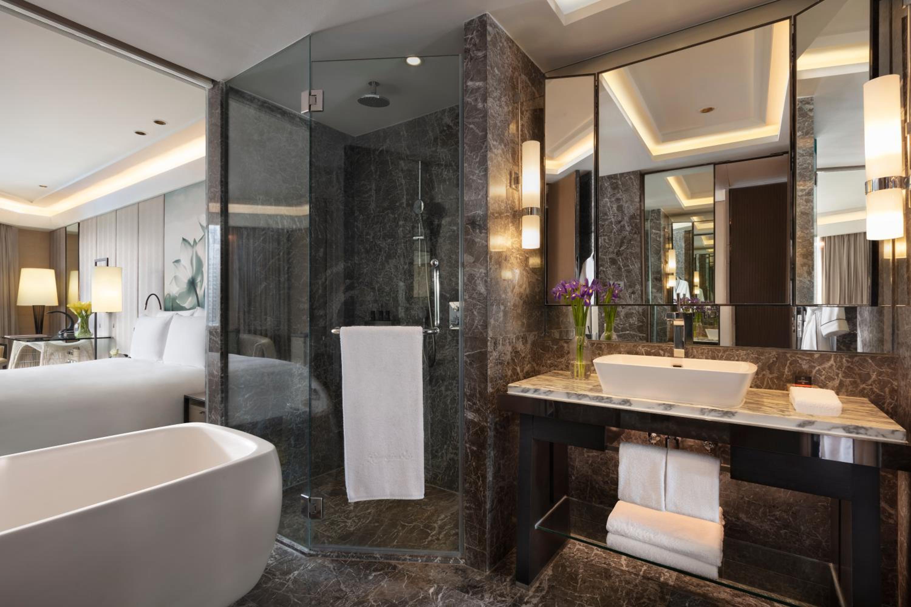 Executive King Room with One King Bed and Lounge Access (Non Smoking)