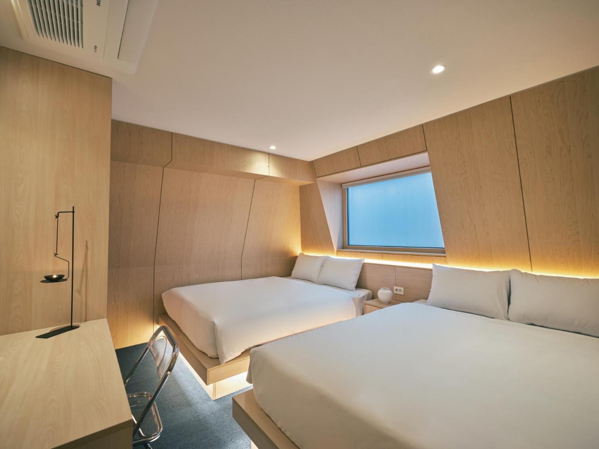 Junior Suite 3F - 1 Bathroom & 1 Parking Space Available