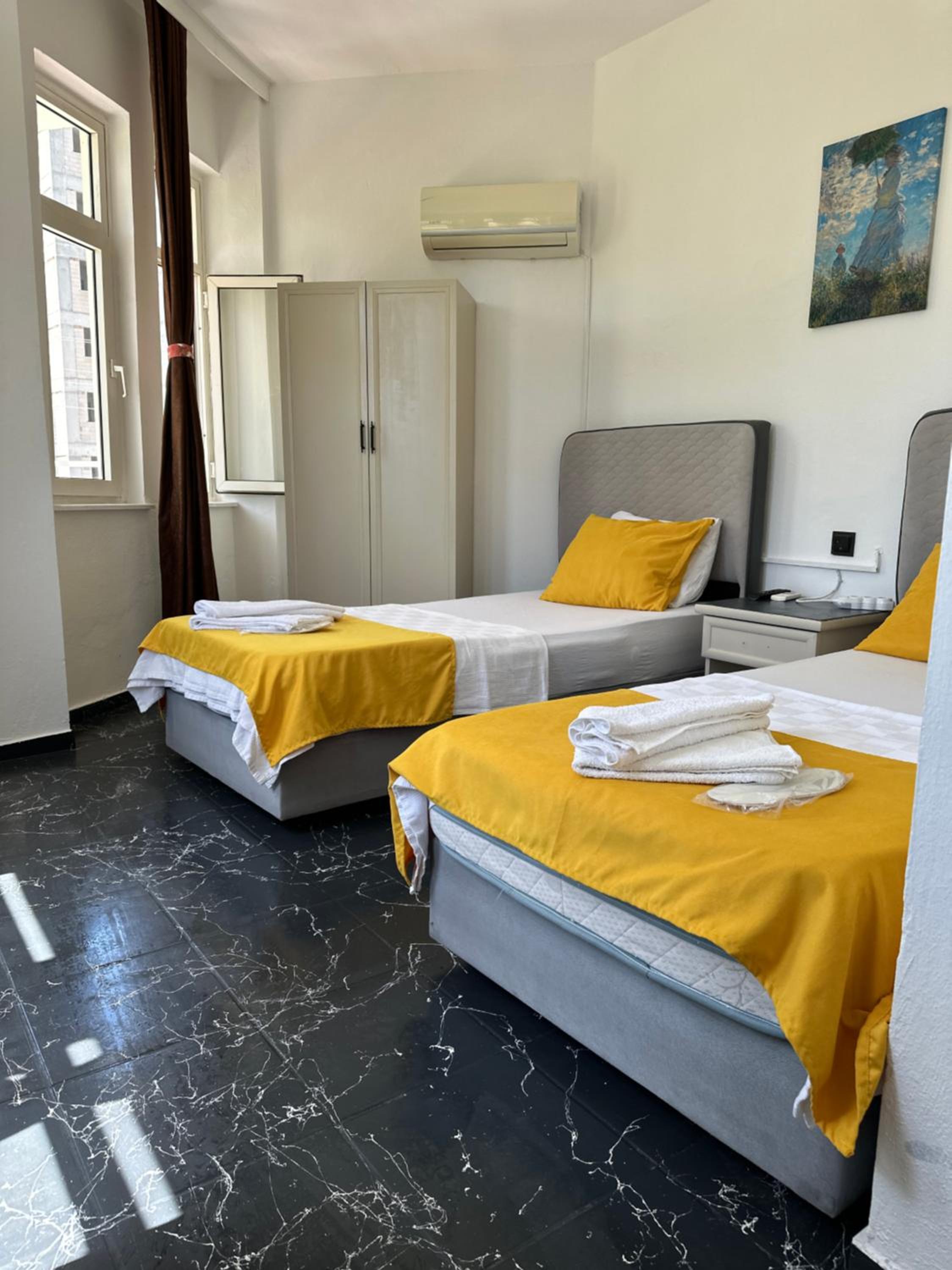 Budget Twin Room - Photo 11