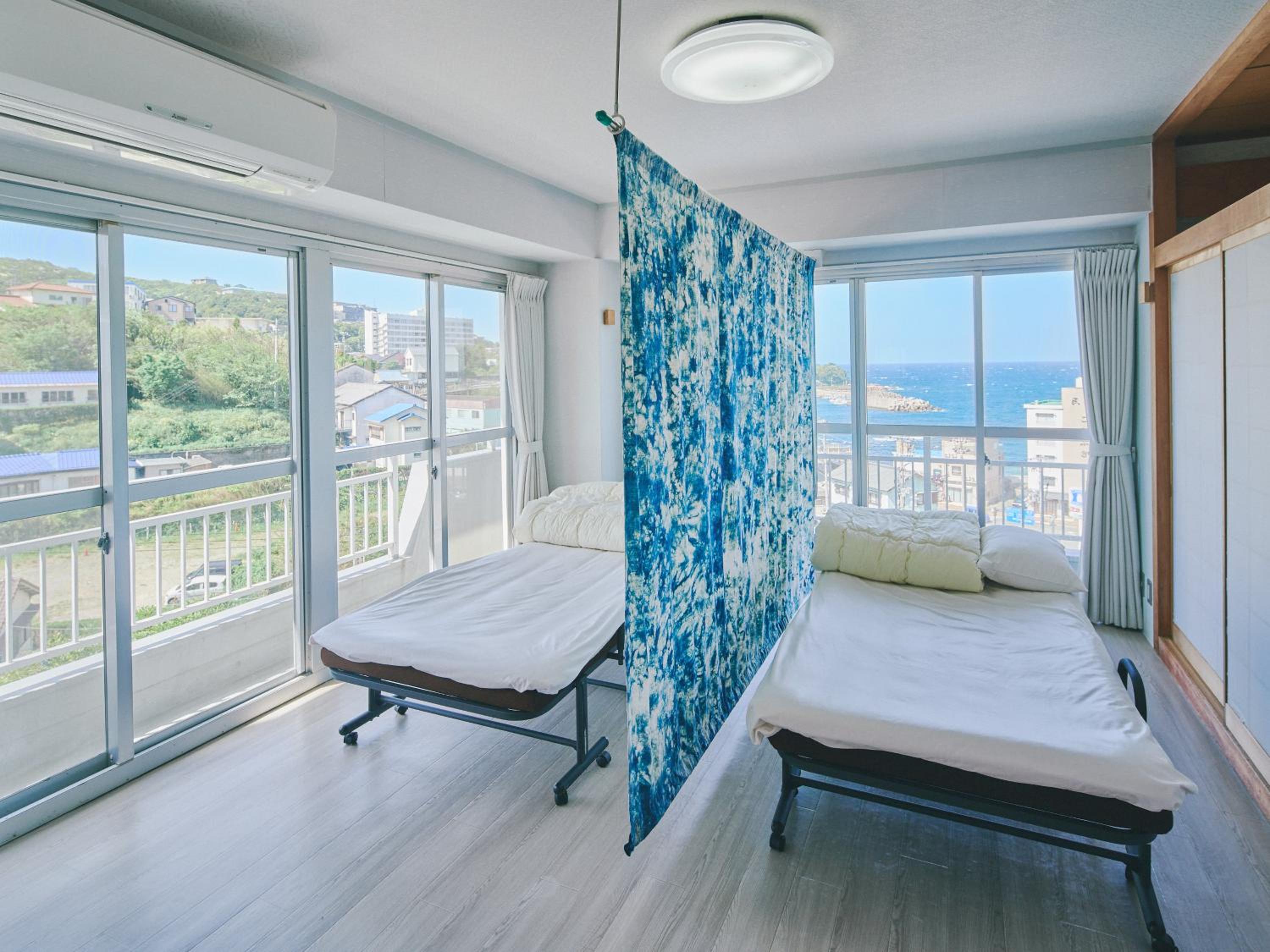 Single Bed in Mixed Dormitory Room