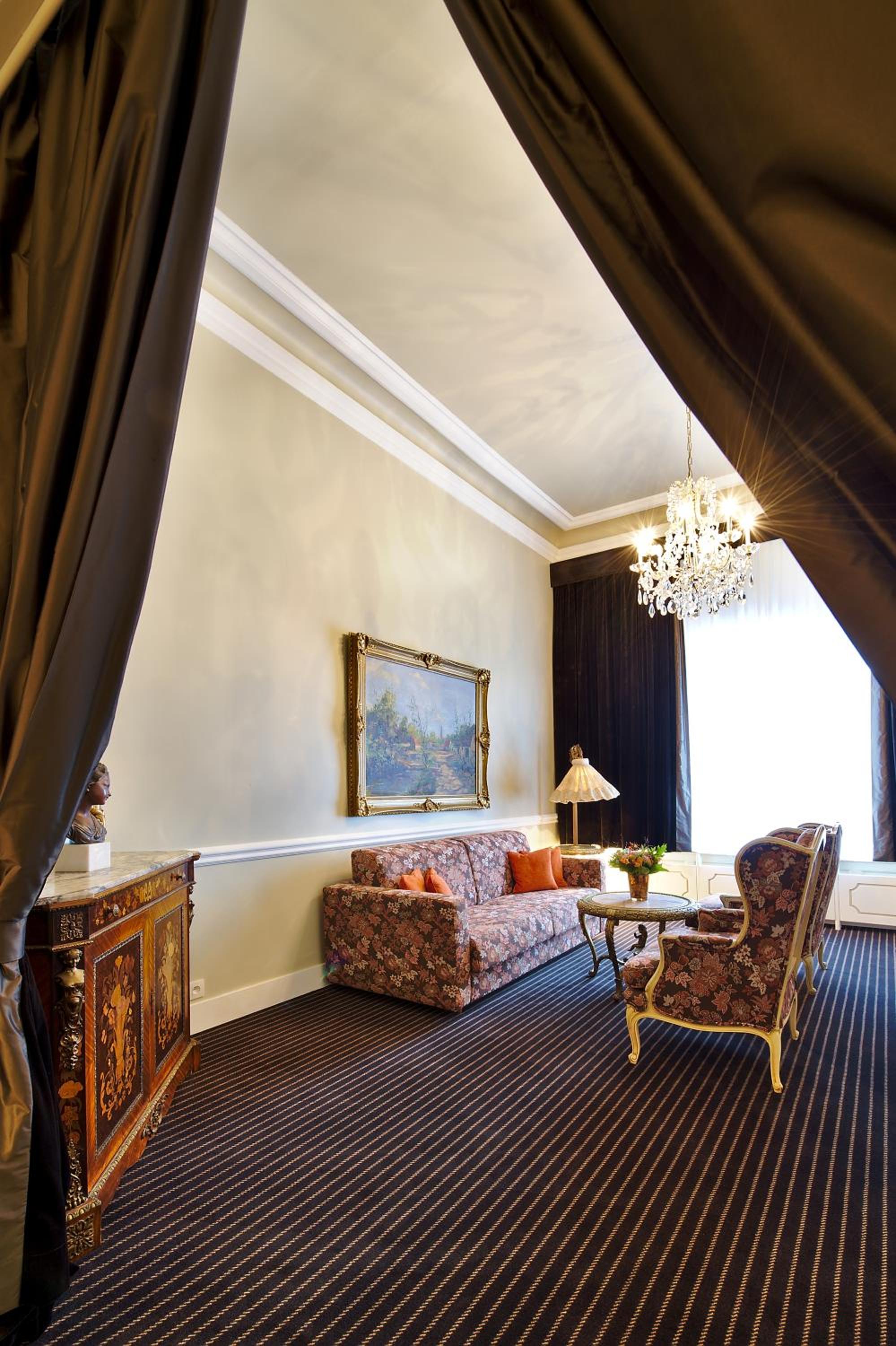 Suite - Photo 25