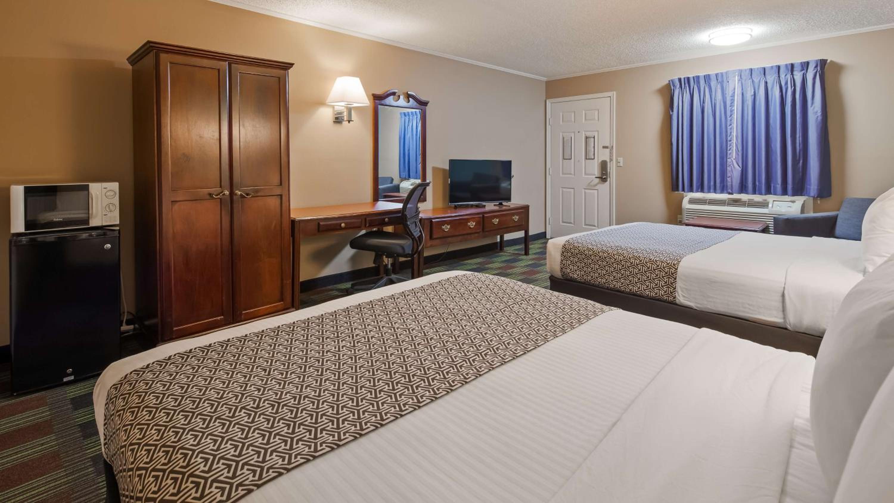 Queen Room with Two Queen Beds - Smoking - Photo 1