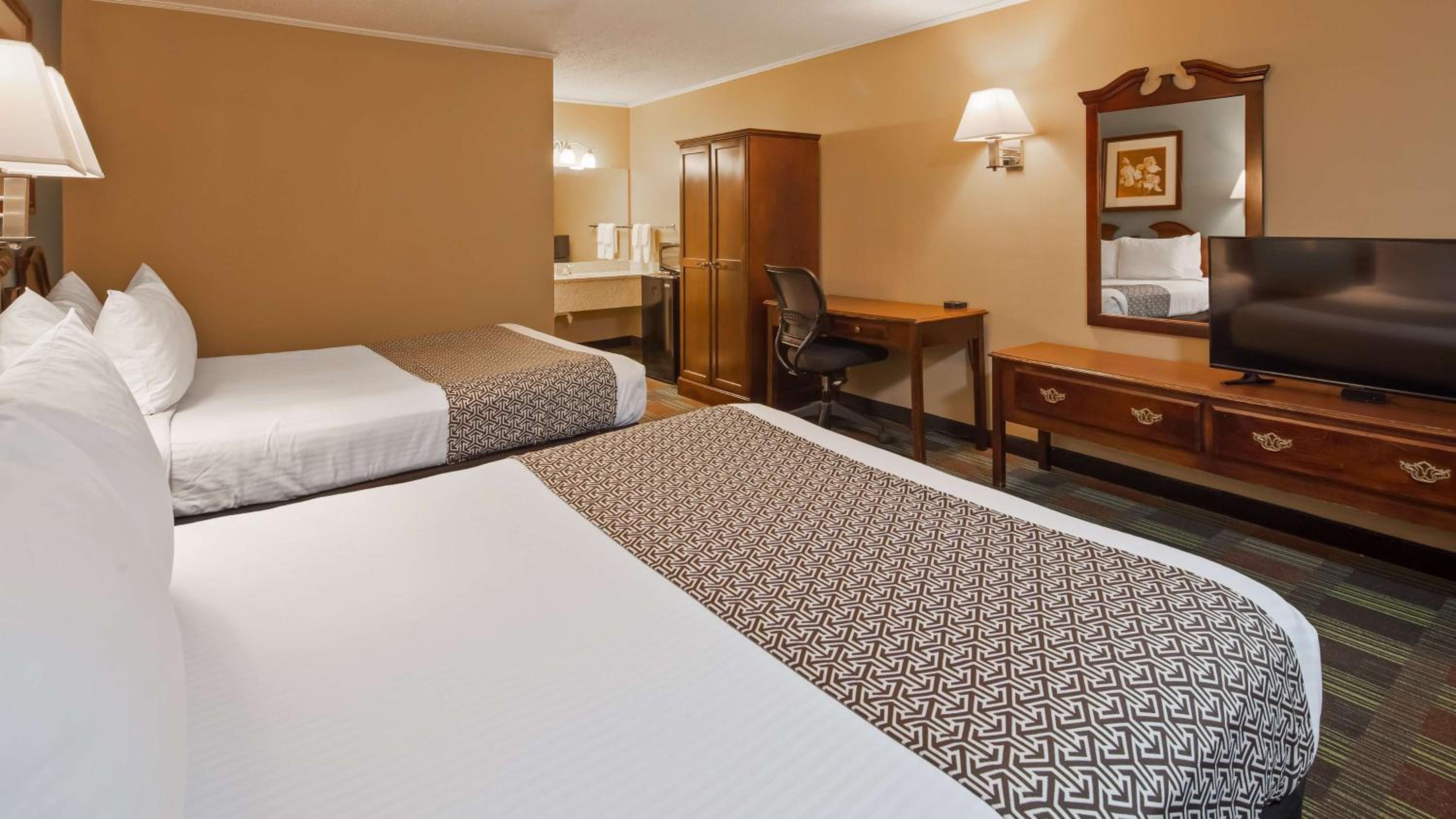 Queen Room with Two Queen Beds - Smoking - Photo 2
