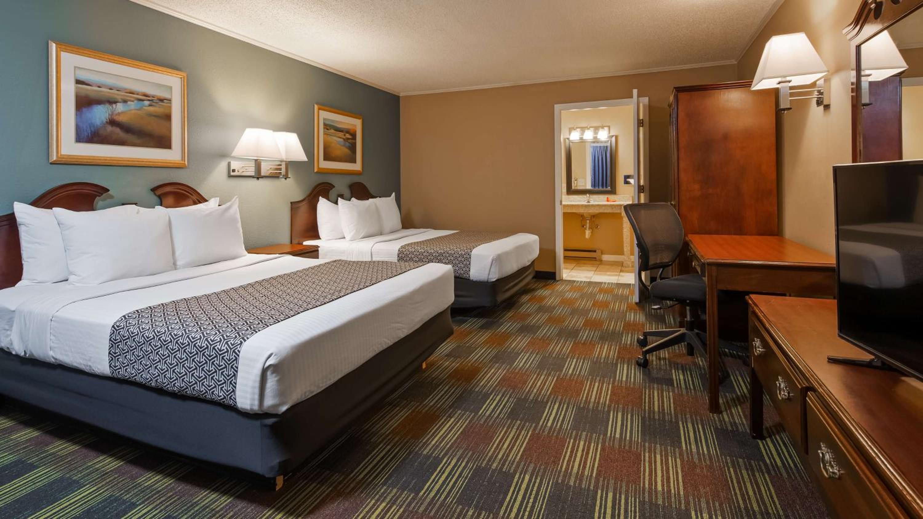 Queen Room with Two Queen Beds - Smoking - Photo 3
