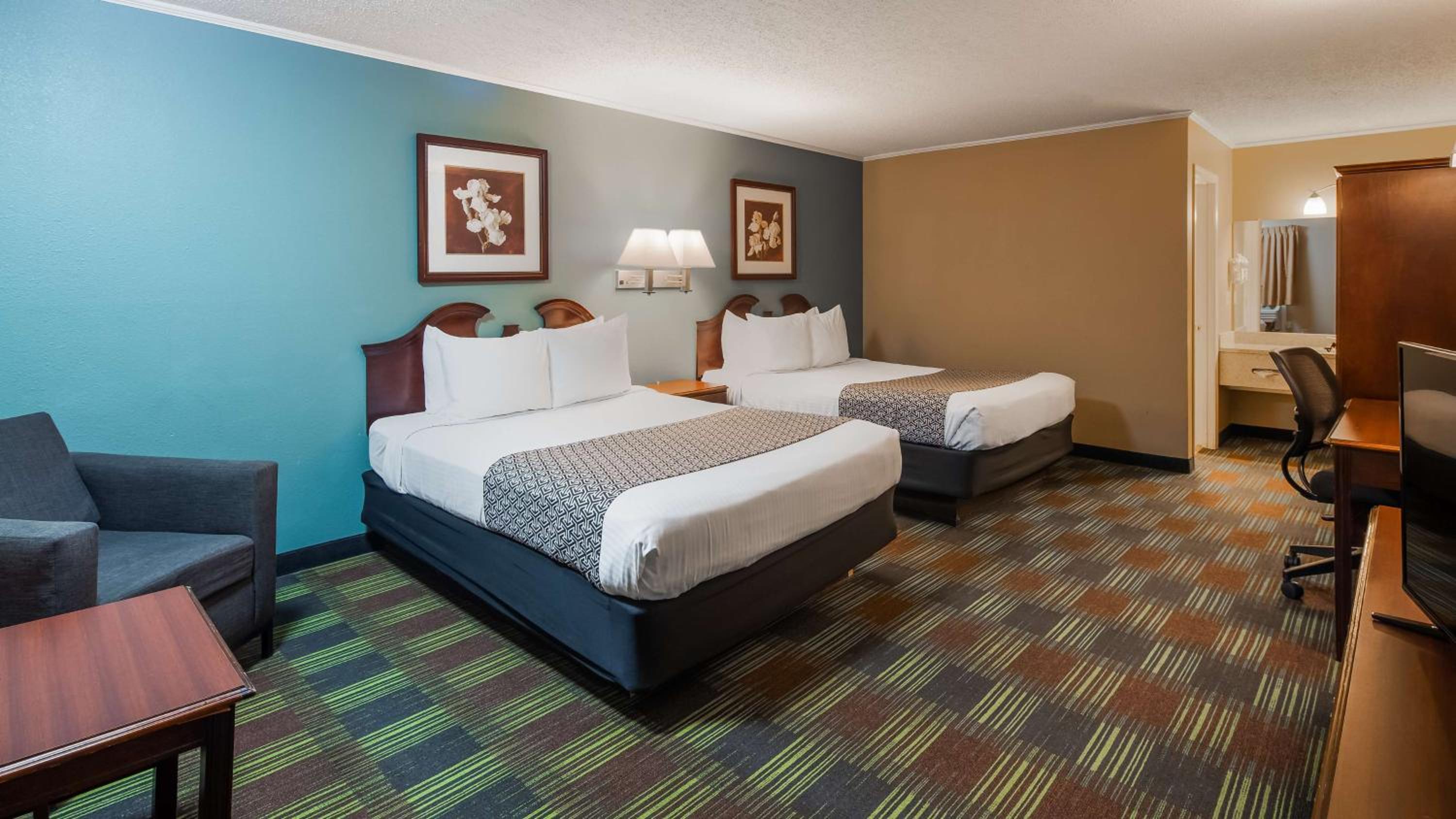 Queen Room with Two Queen Beds - Smoking - Photo 4