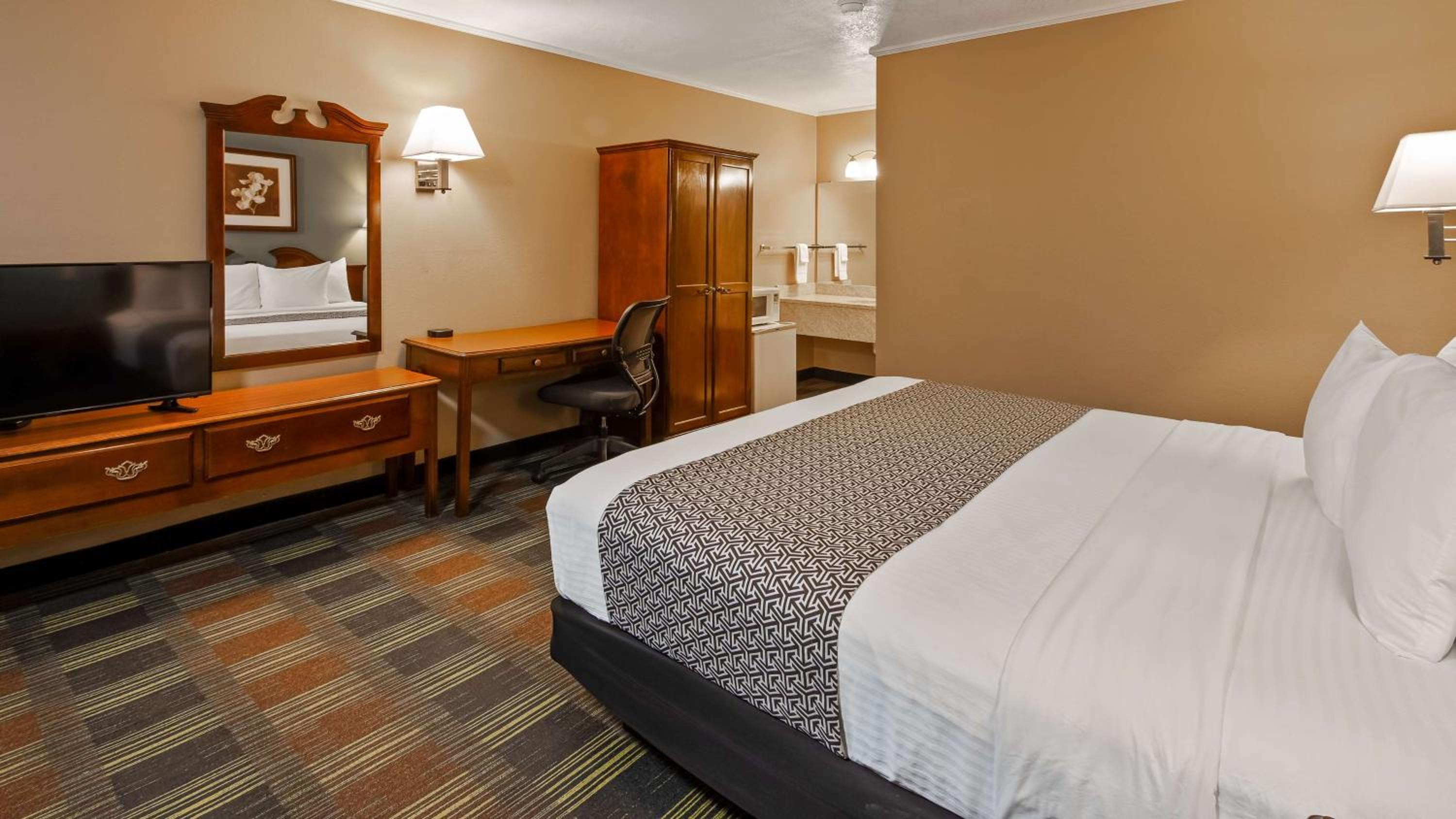 Queen Room - Non-Smoking - Photo 1