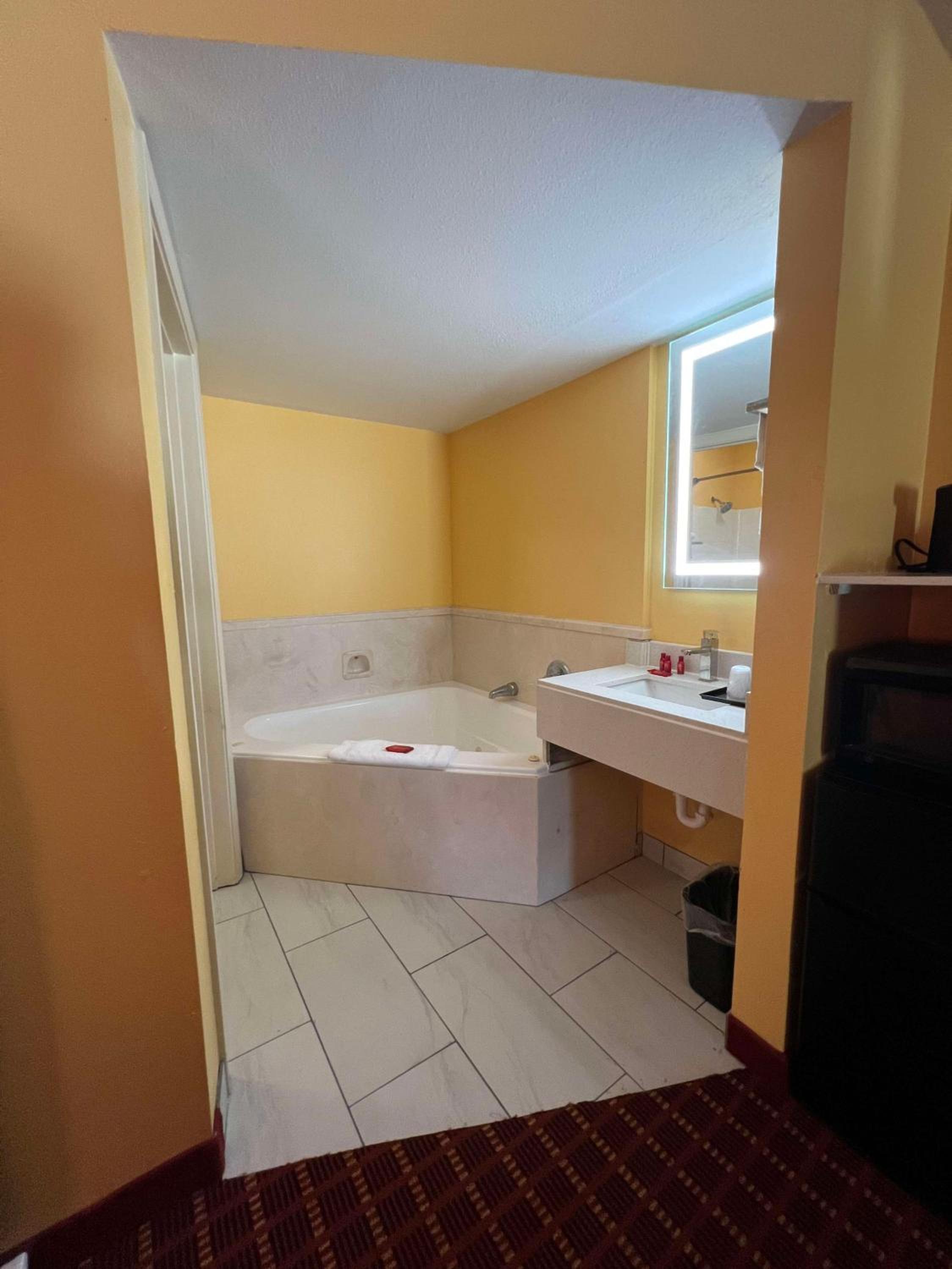 King Suite with Sofa Bed and Hot Tub - Non-Smoking - Photo 2