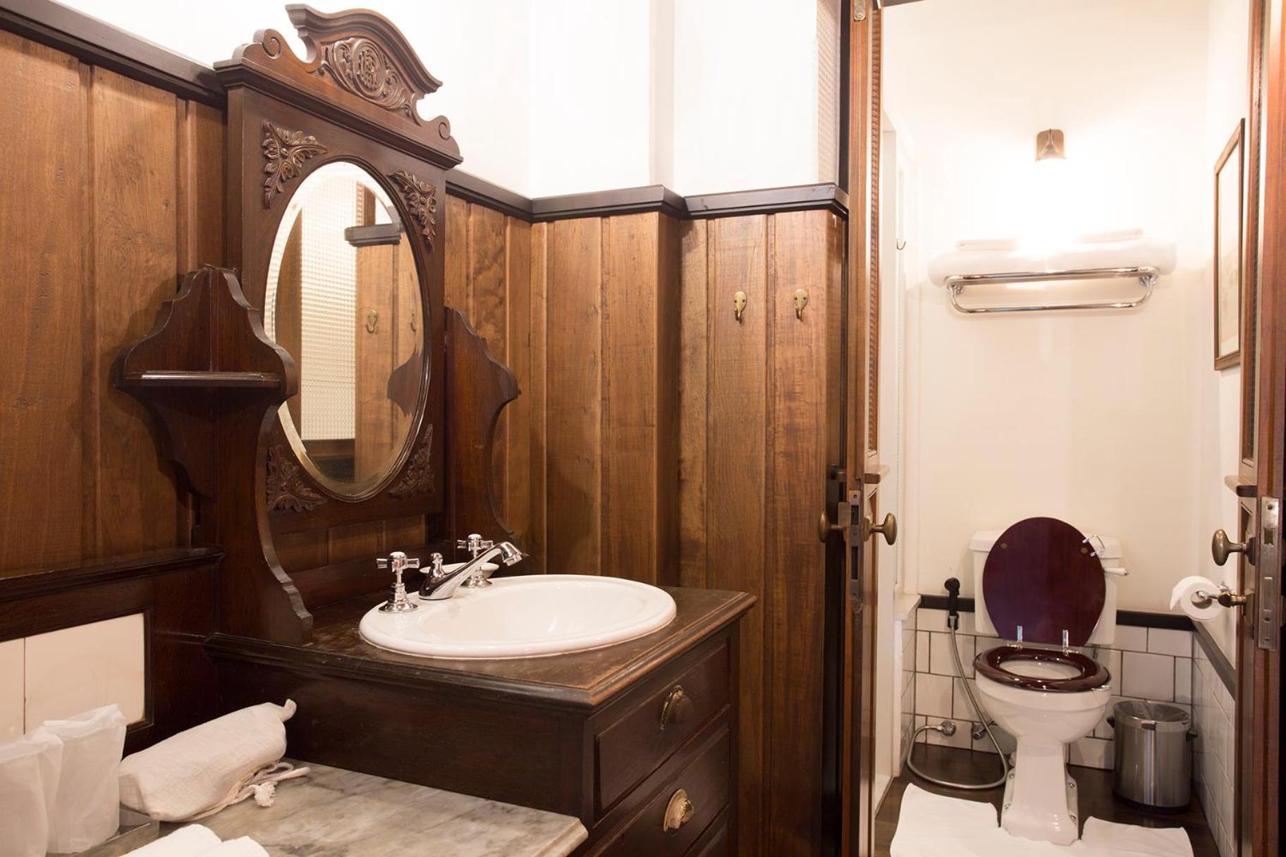 Superior Queen Room thumbnail 6