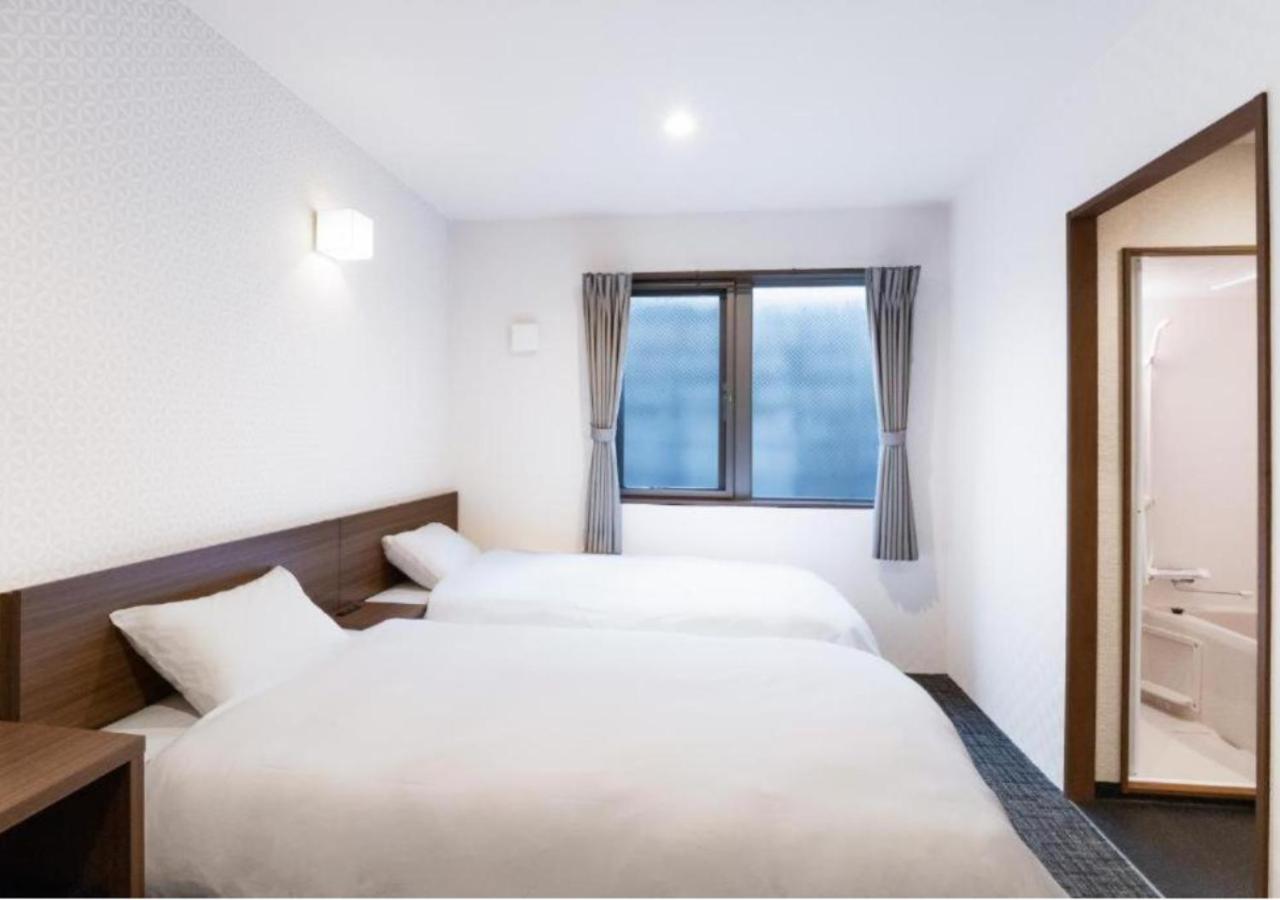 Twin Room with Private Bathroom photo 2