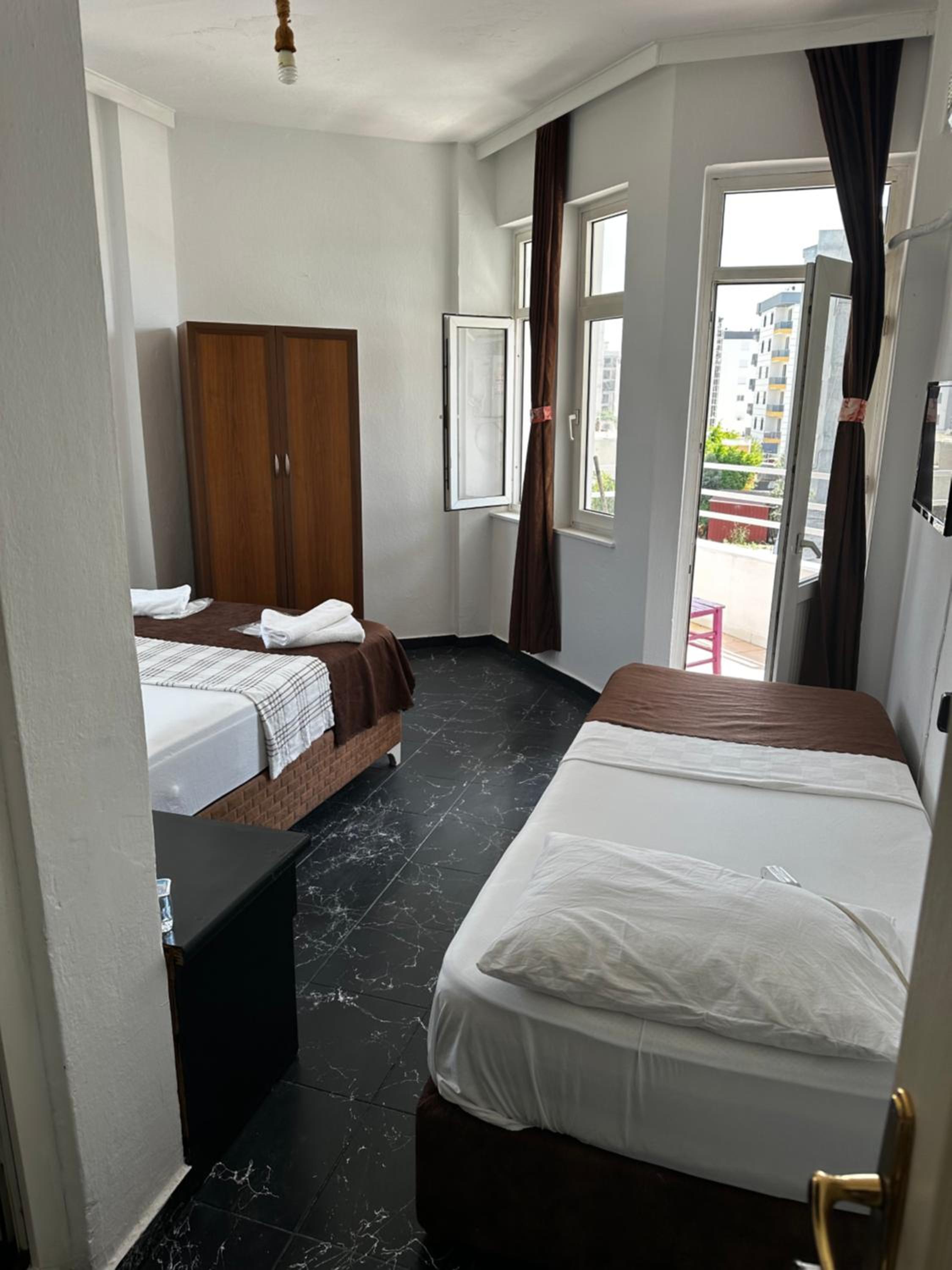 Budget Twin Room - Photo 3