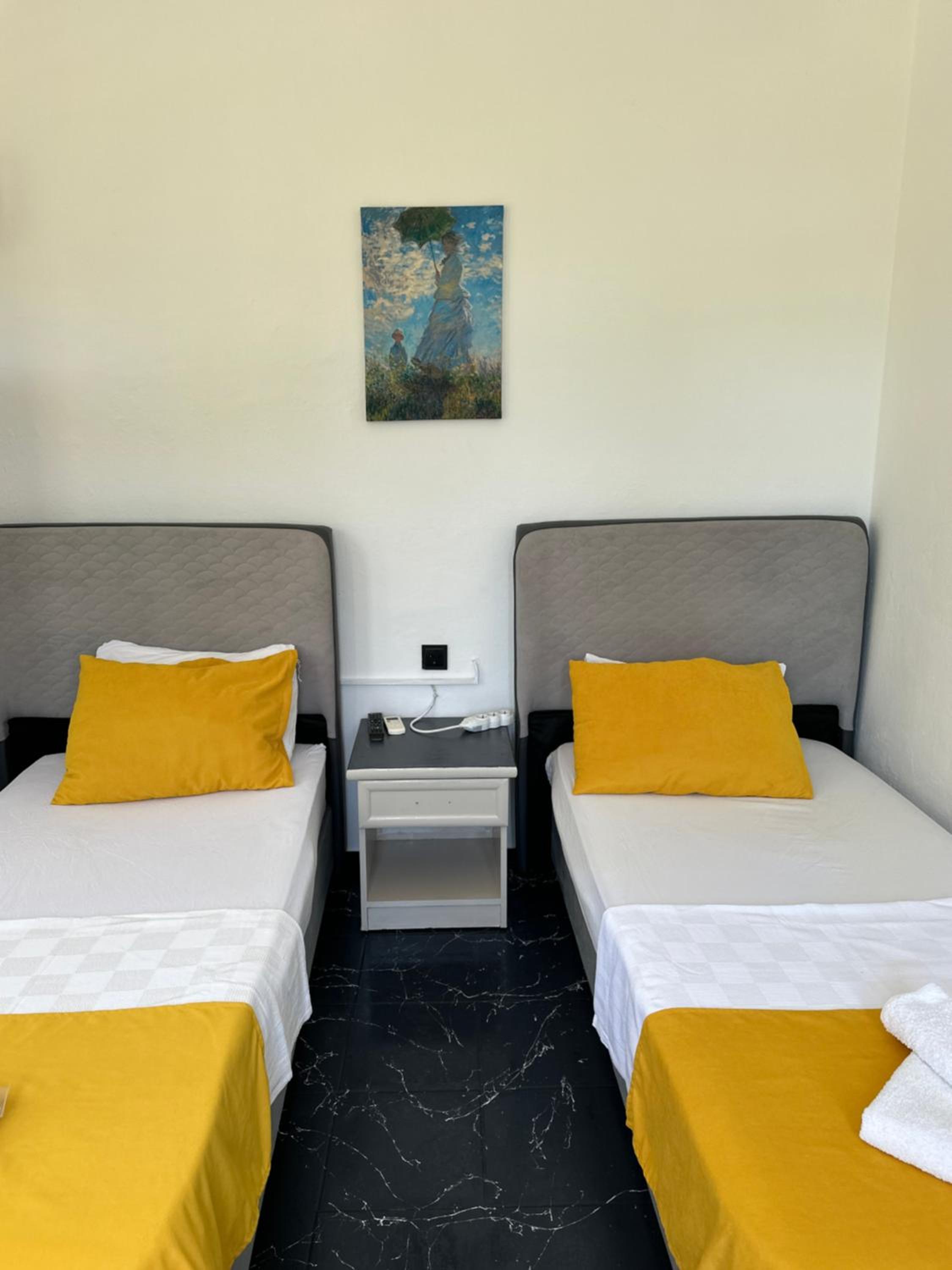 Budget Twin Room - Photo 13