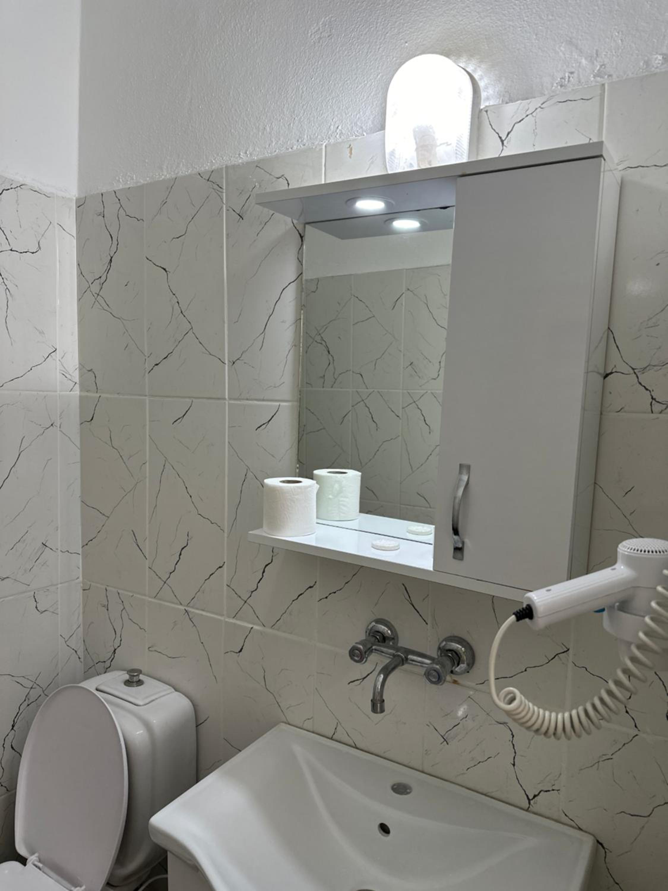 Budget Twin Room - Photo 10