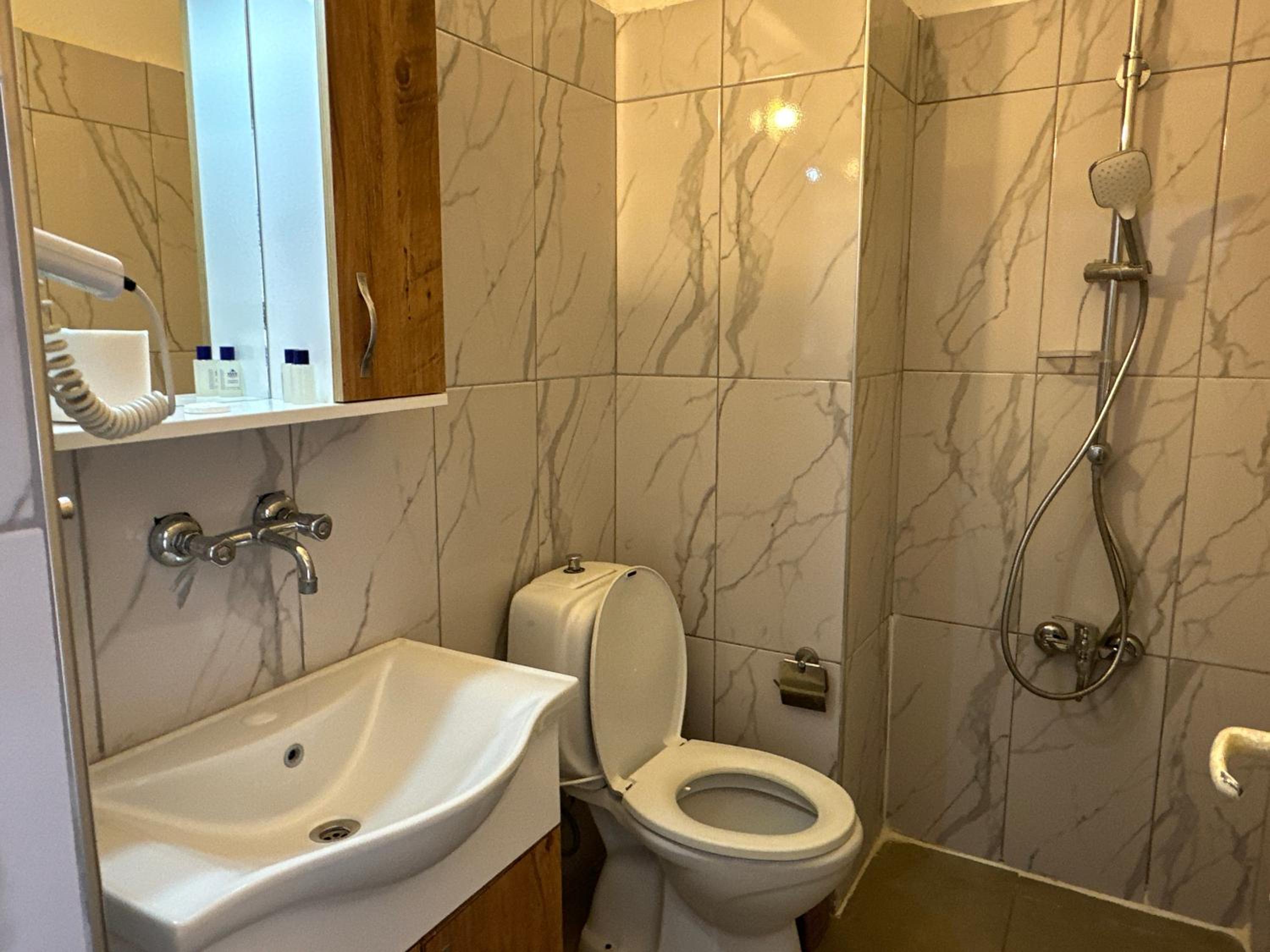 Standard Triple Room - Photo 8