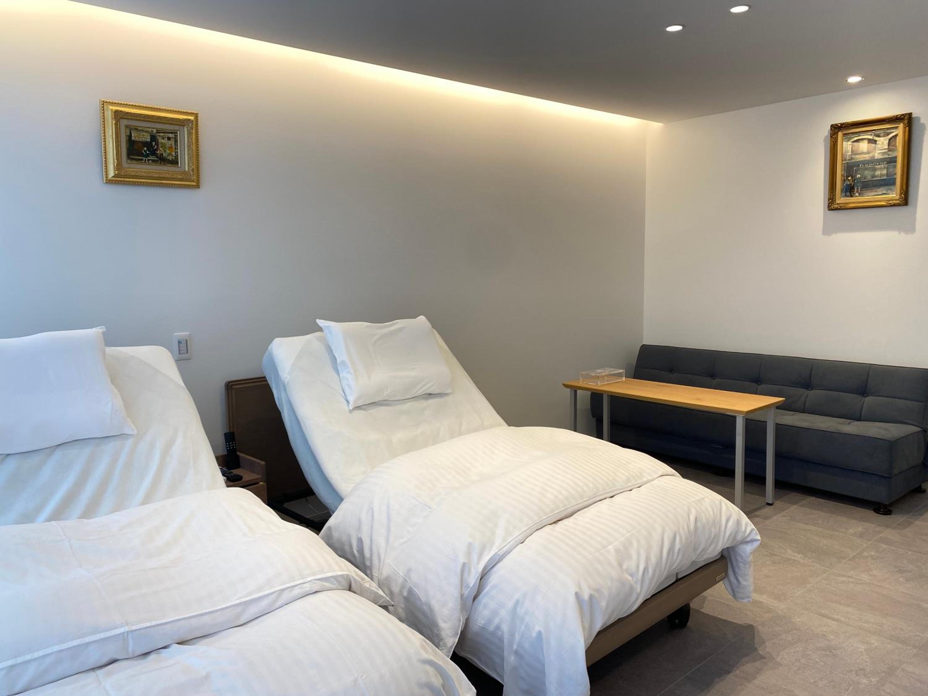 Twin Room with Private Bathroom - Photo 17