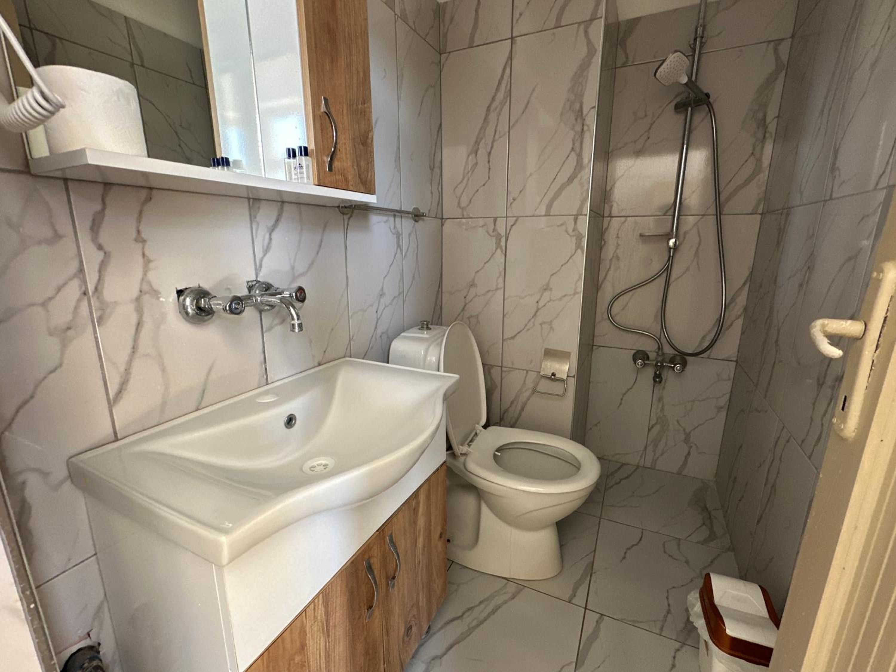 Standard Double Room - Photo 11