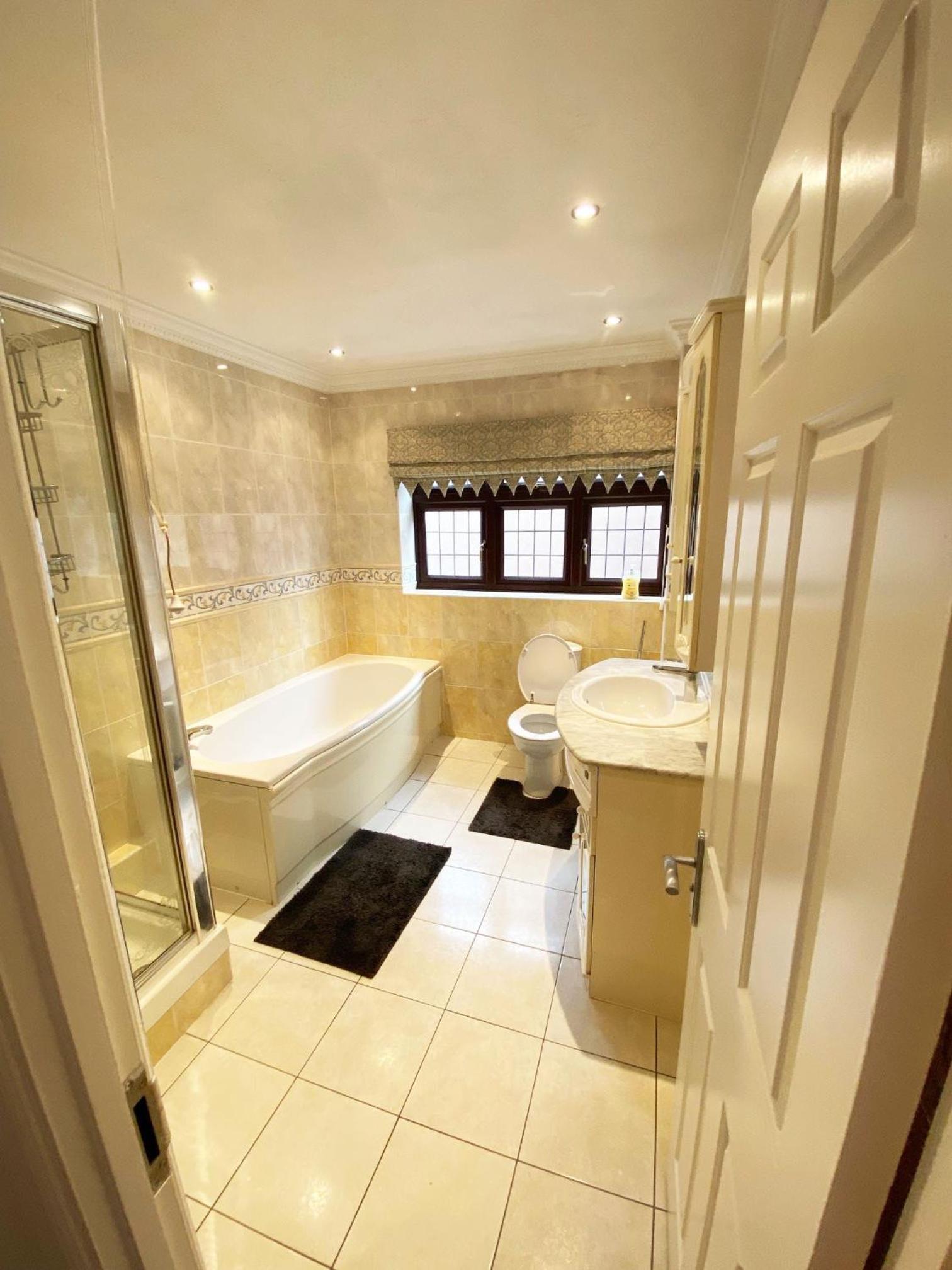 Seven-Bedroom House photo 2