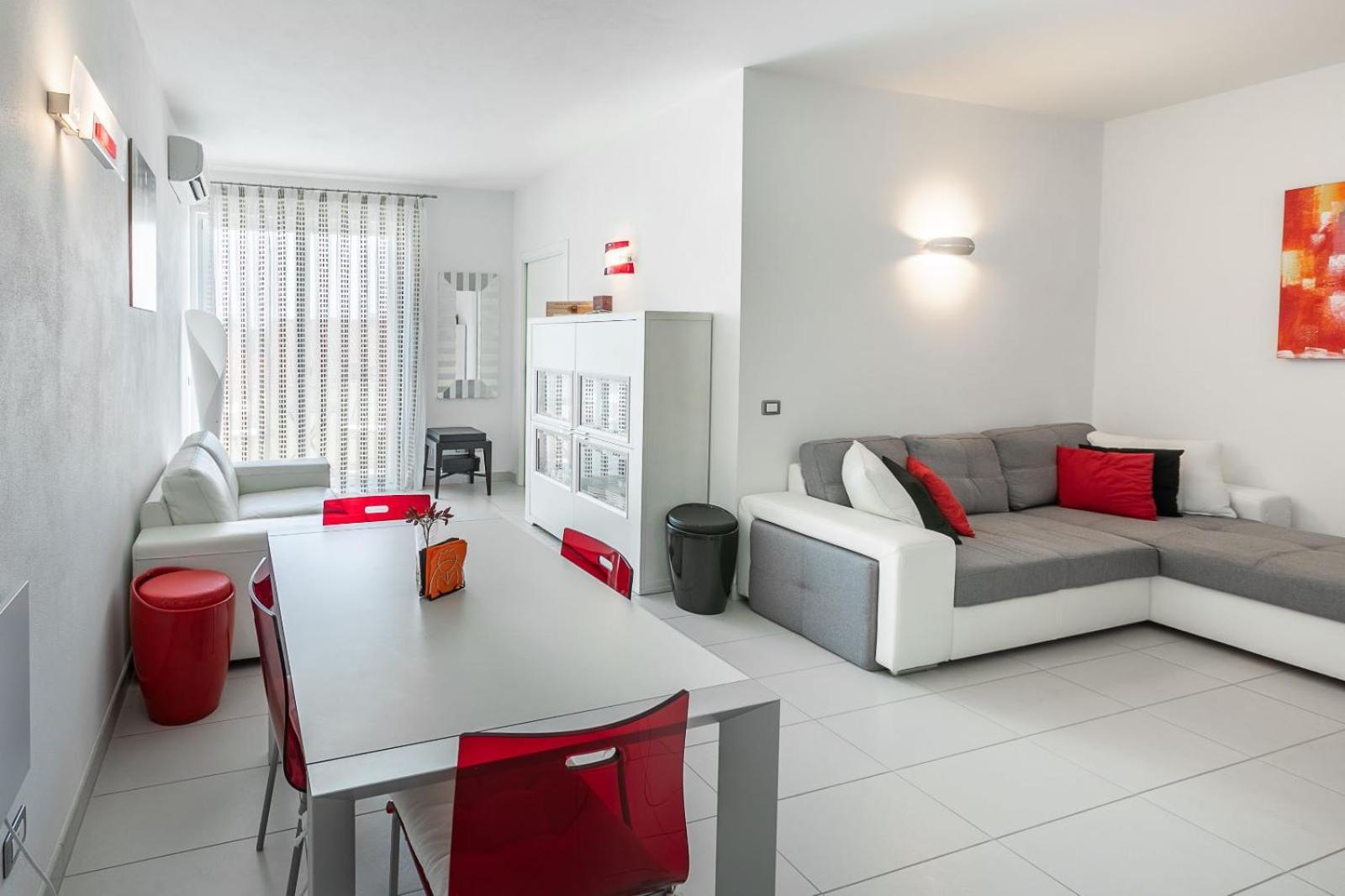 One-Bedroom Apartment with Lake View