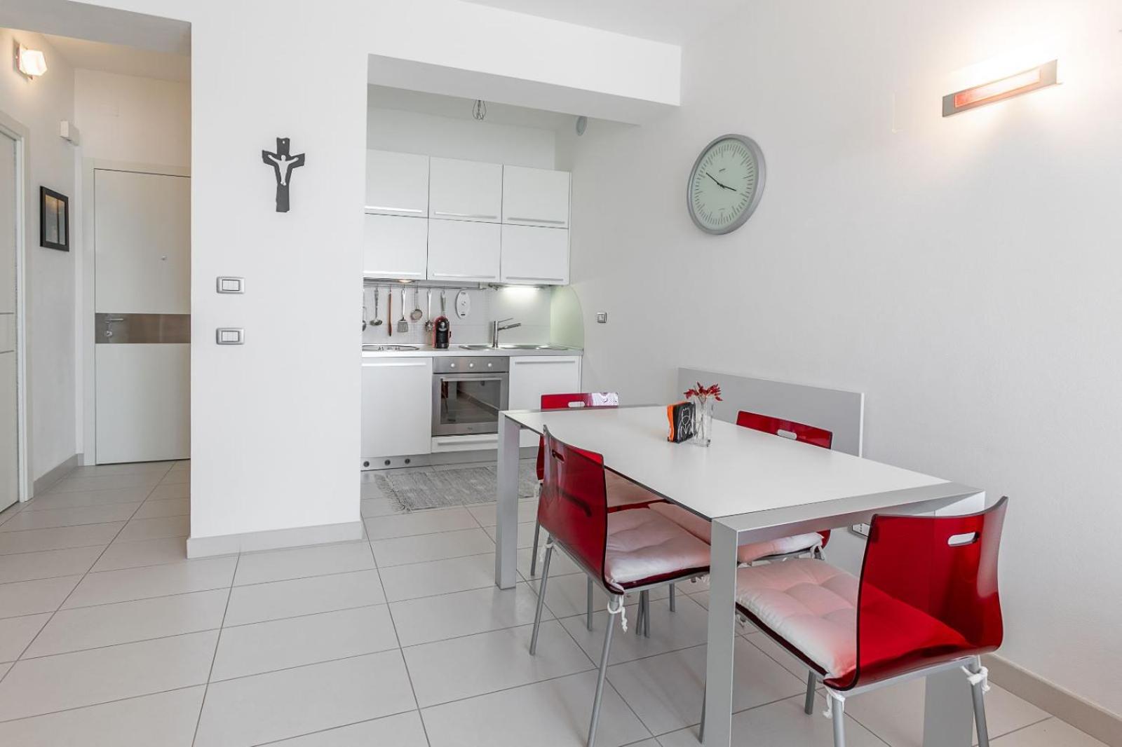 One-Bedroom Apartment with Lake View photo 2