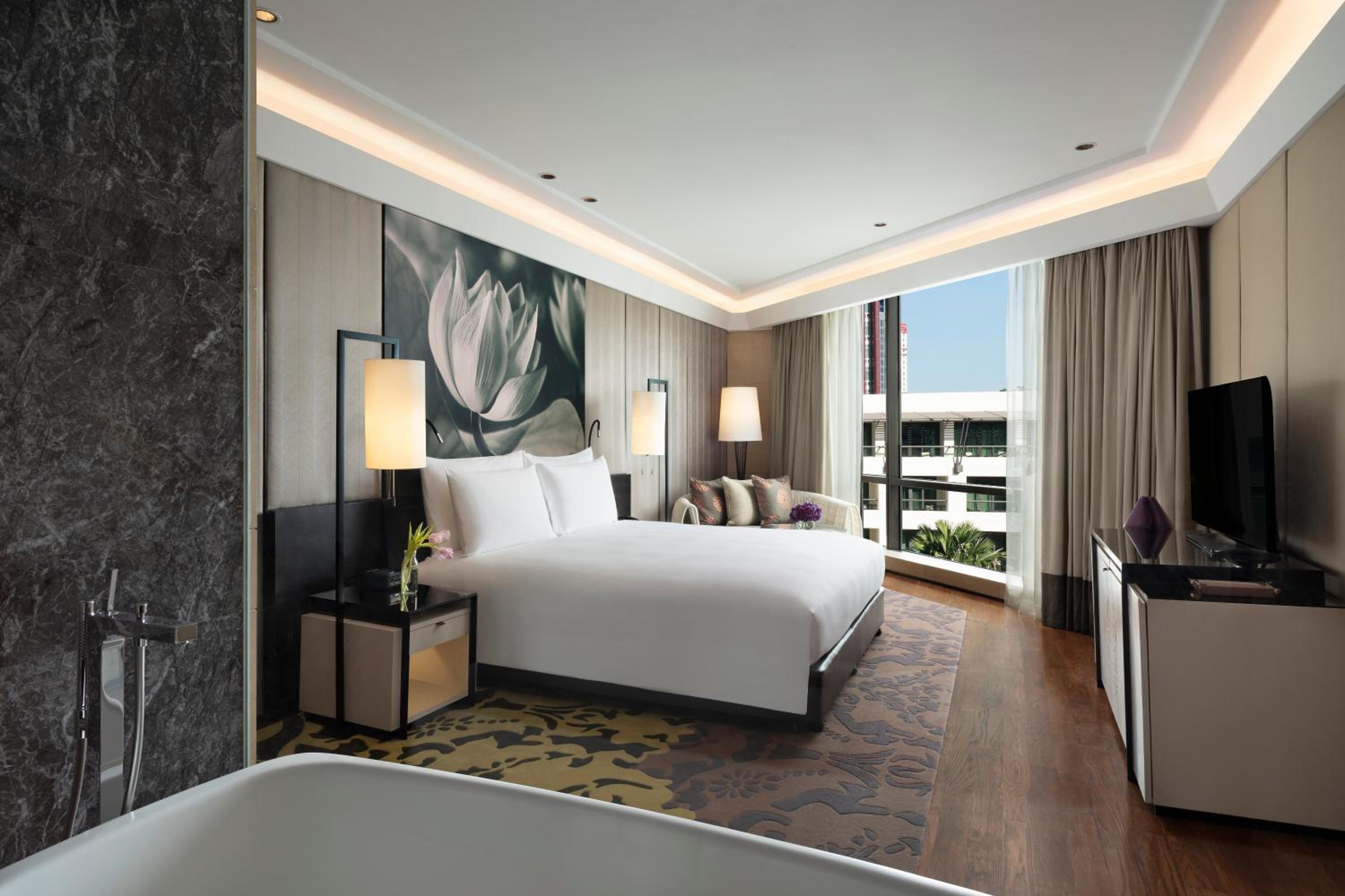 Deluxe Suite - Lounge Access