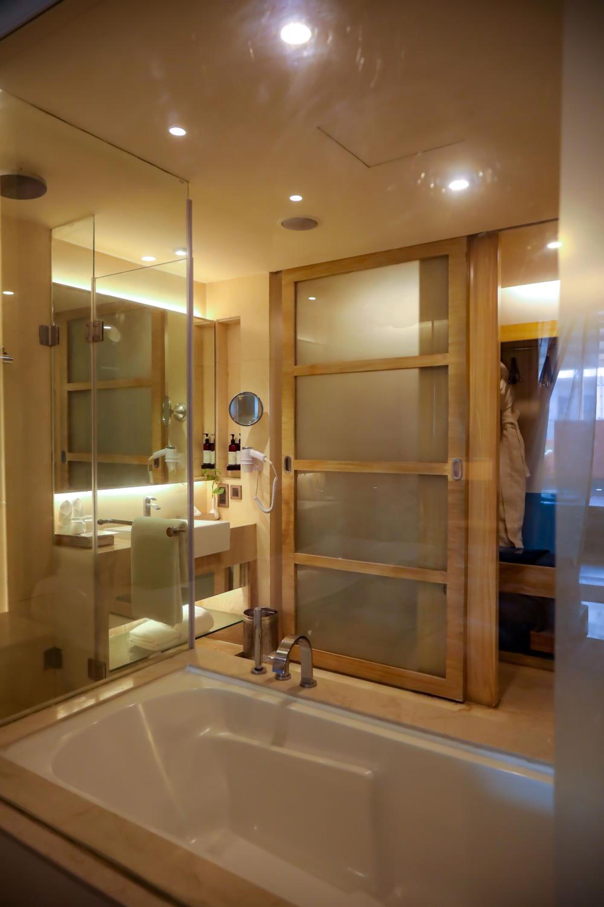 Deluxe King Bed with Bath Tub