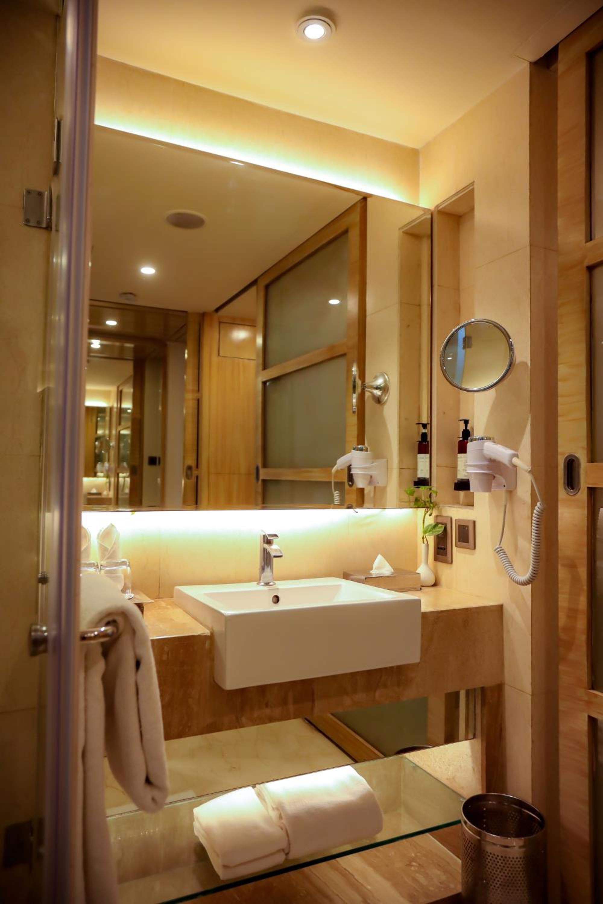 Premium King Front View with Bath Tub
