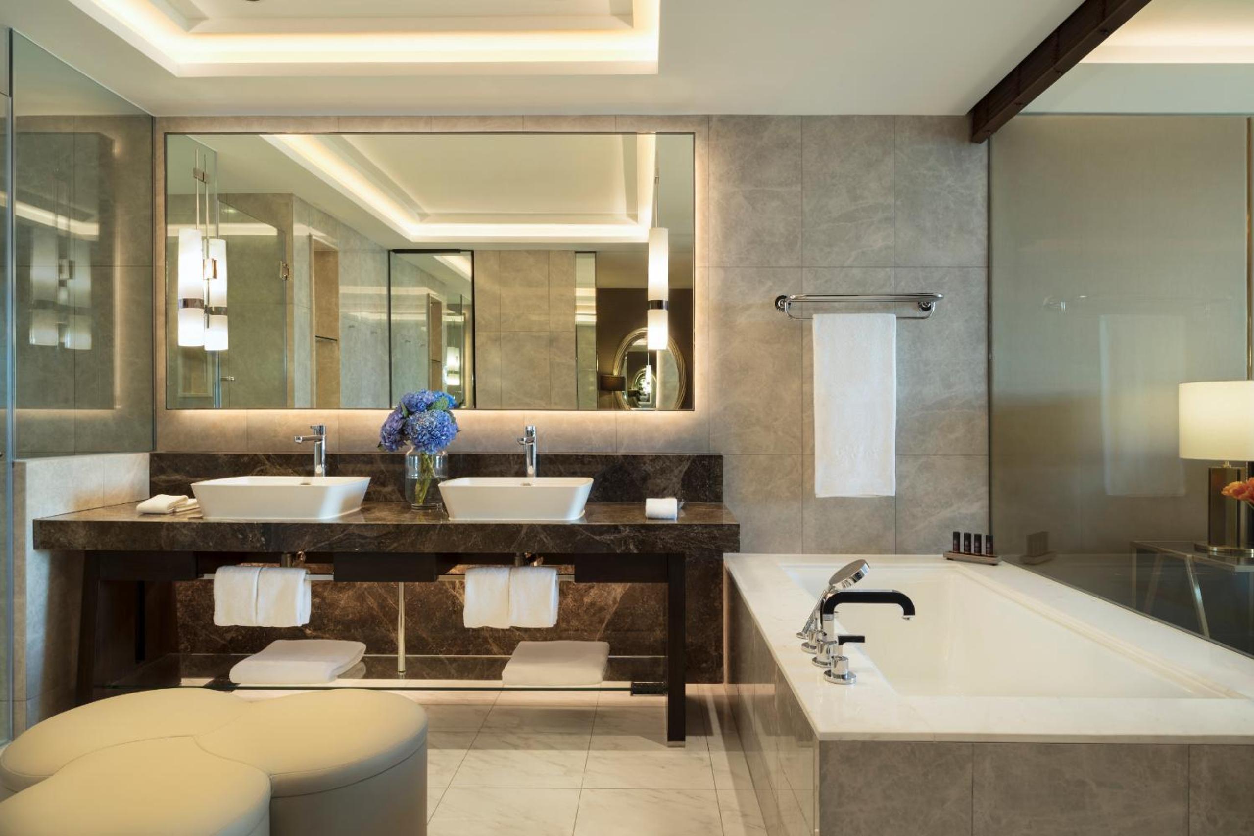 Two Bedroom Family Suite (Non Smoking) thumbnail 6