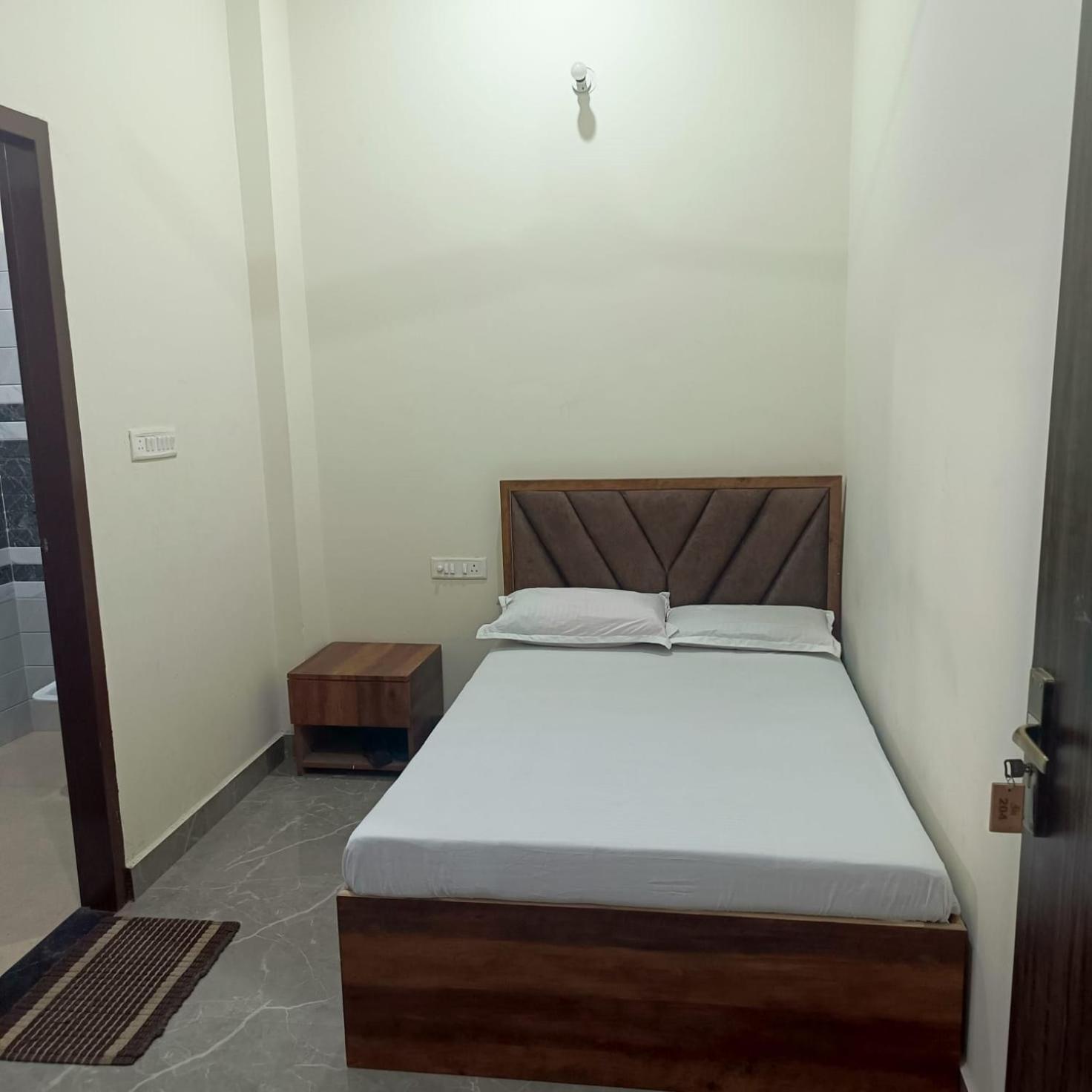 Single Room with Private Bathroom photo 1